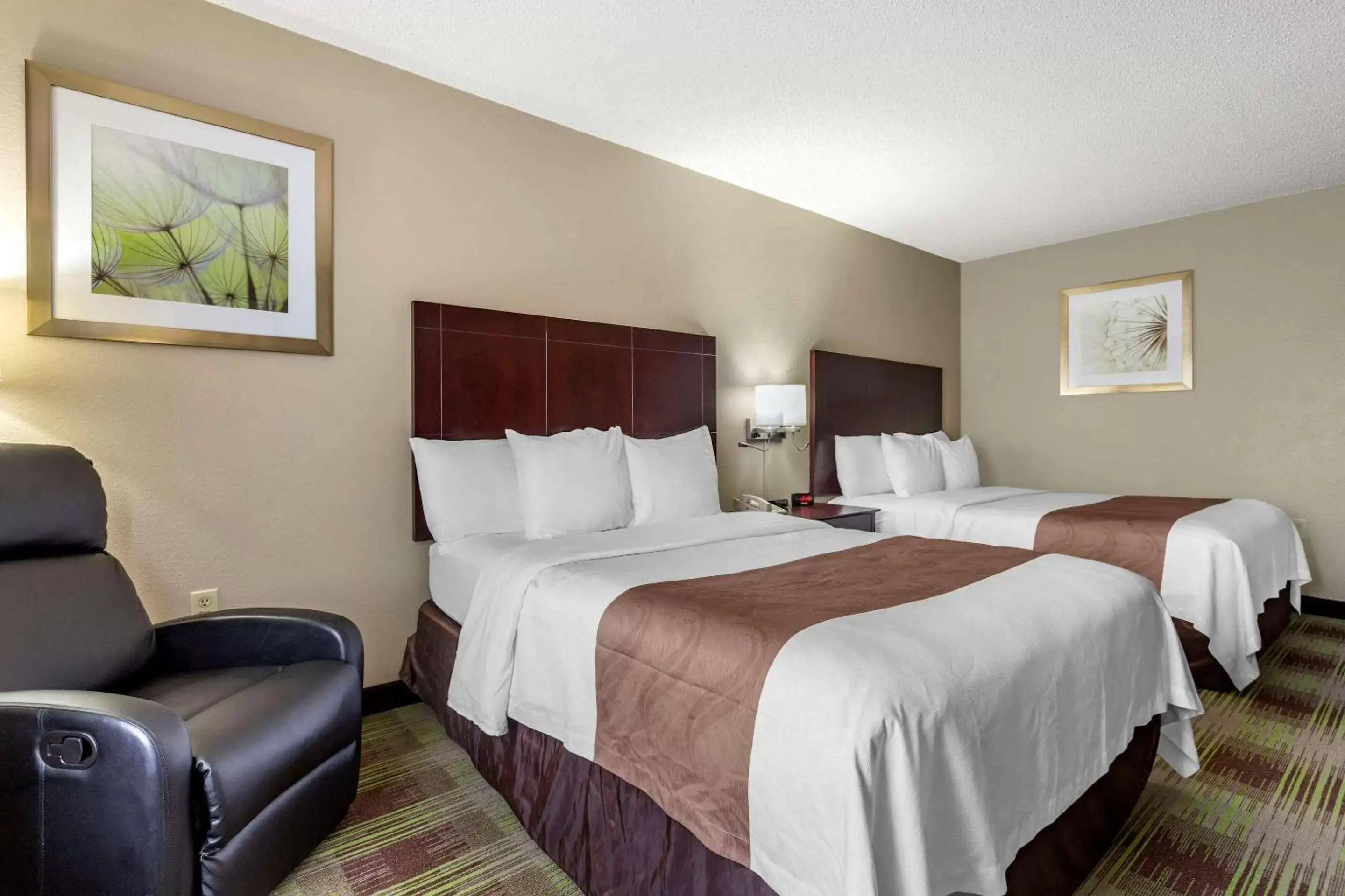 Photo of the whole room, Bed in Quality Inn St. Robert - Ft. Leonard Wood