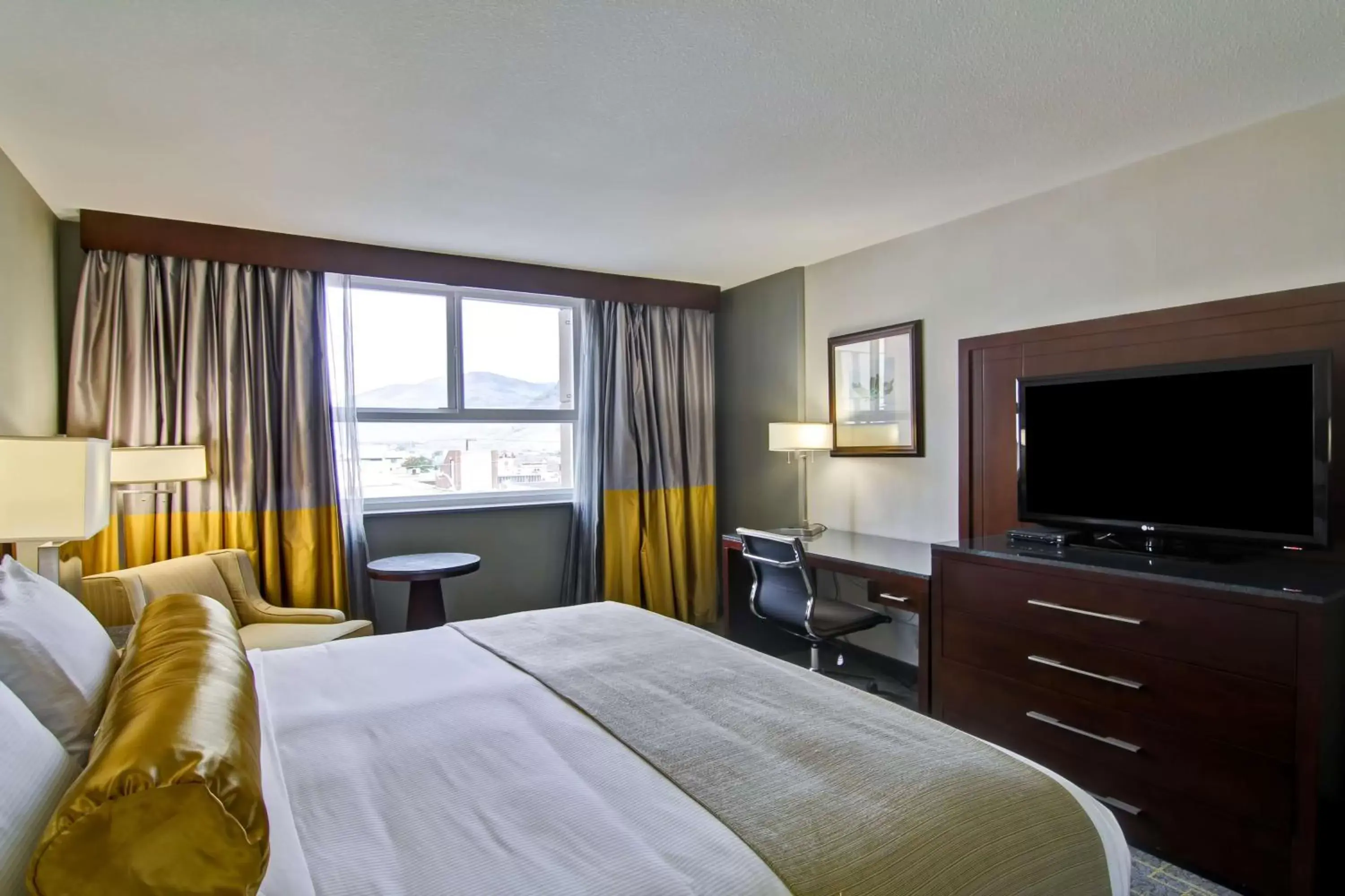 Bed, TV/Entertainment Center in DoubleTree by Hilton - Kamloops