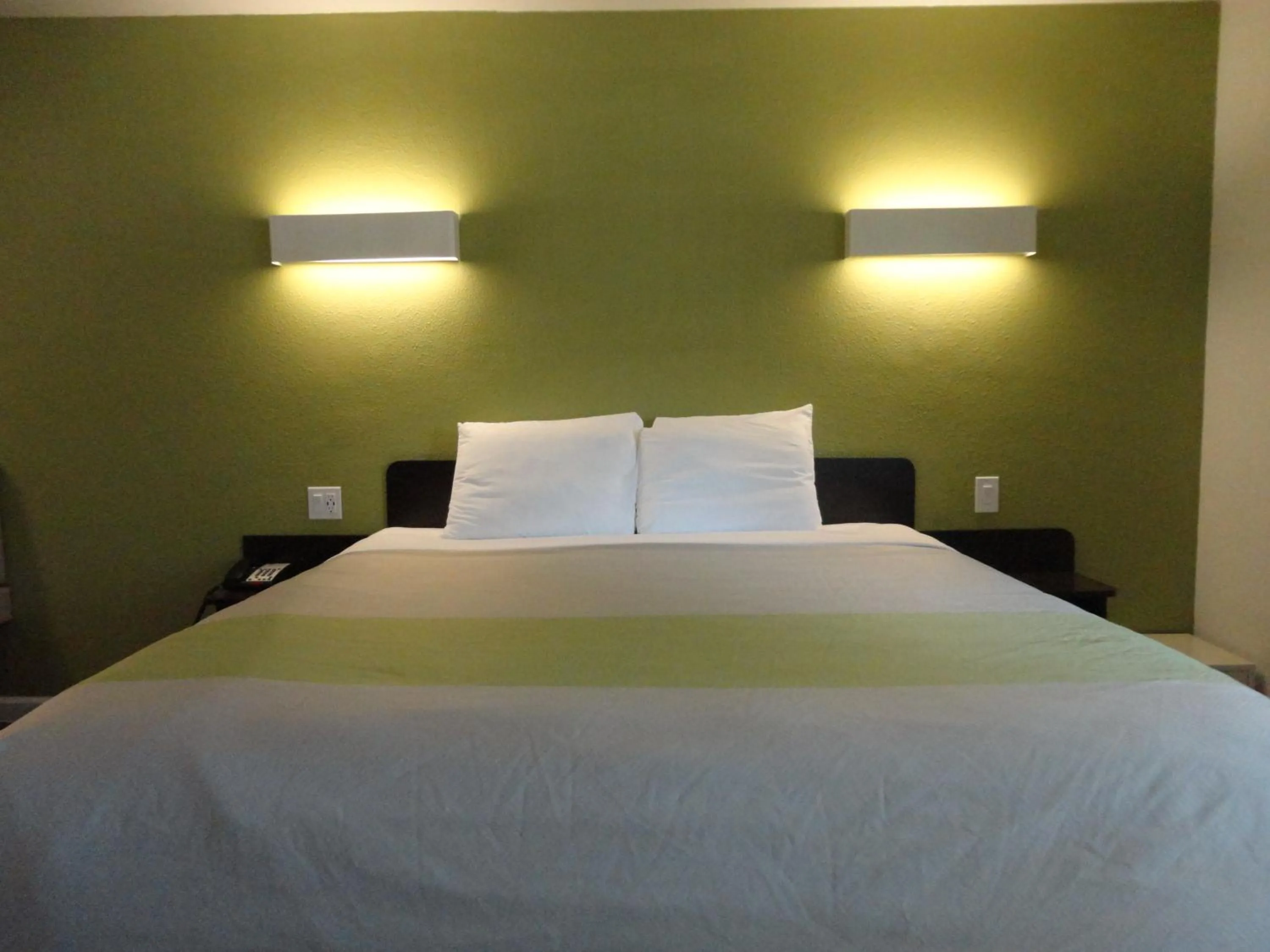 Bed in Fisherman's Cove Inn