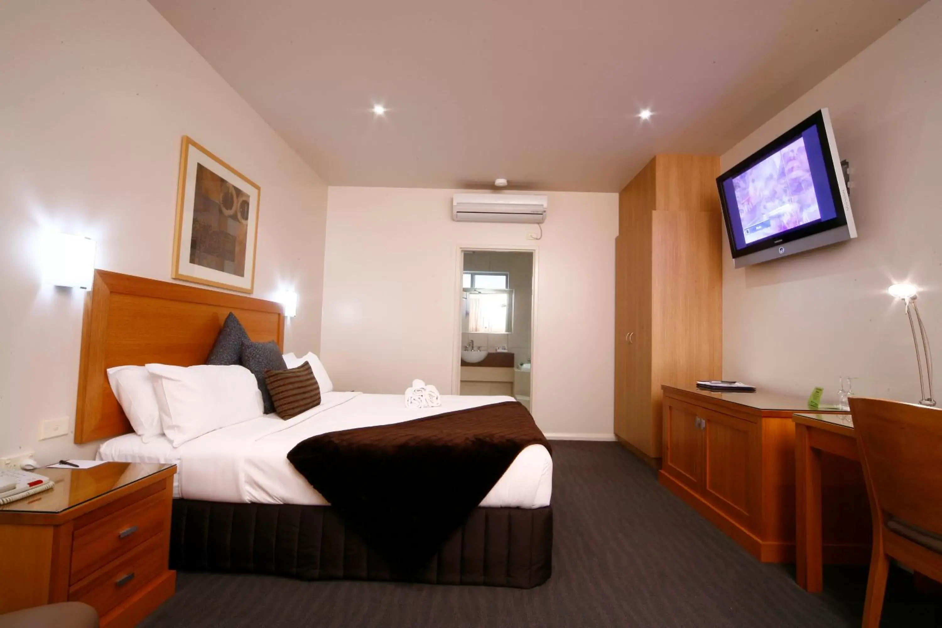 Photo of the whole room, Bed in The Wyndhamere Motel Shepparton