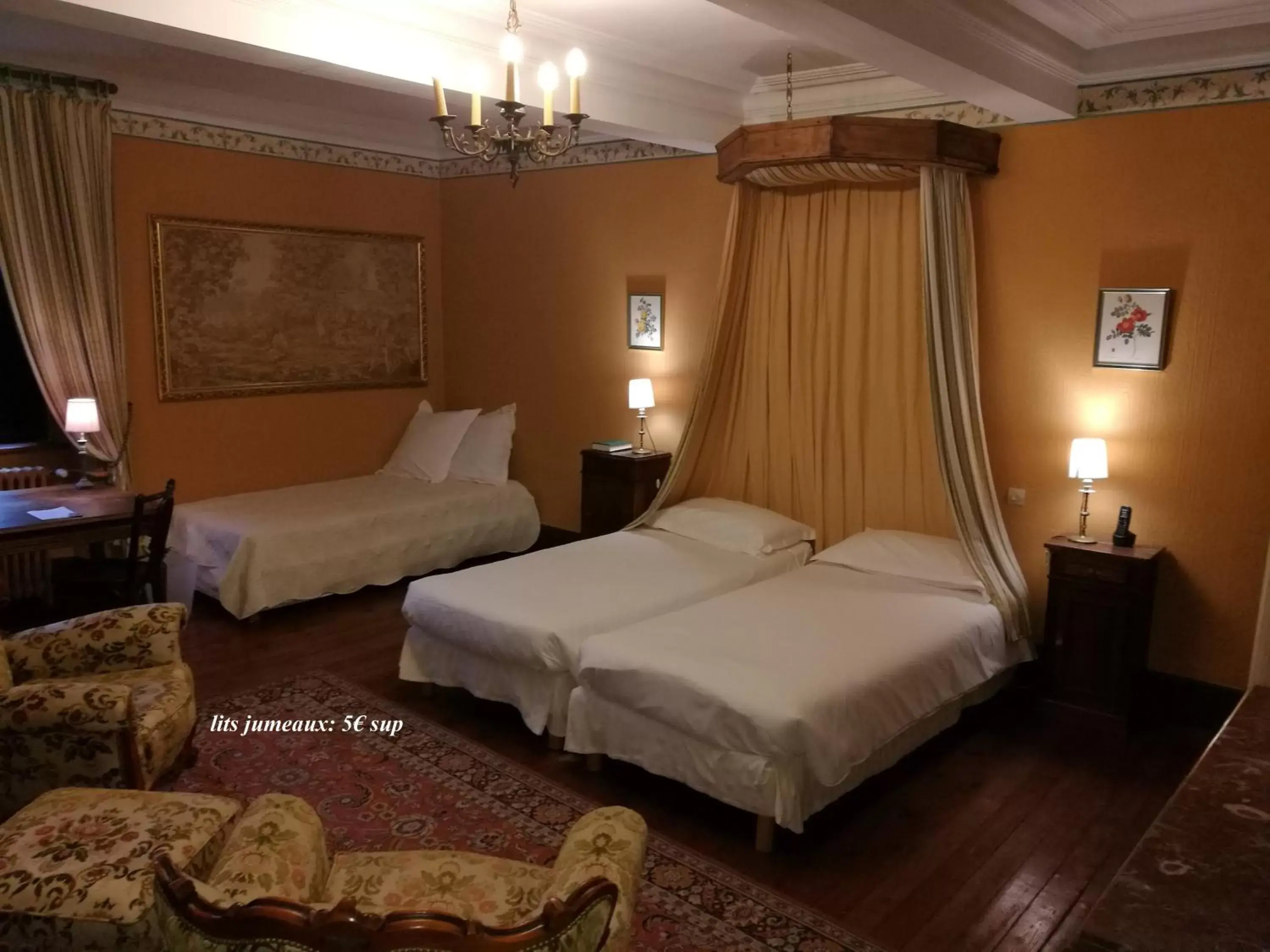 Bedroom, Bed in Hotel Logis - Chateau de Beauregard