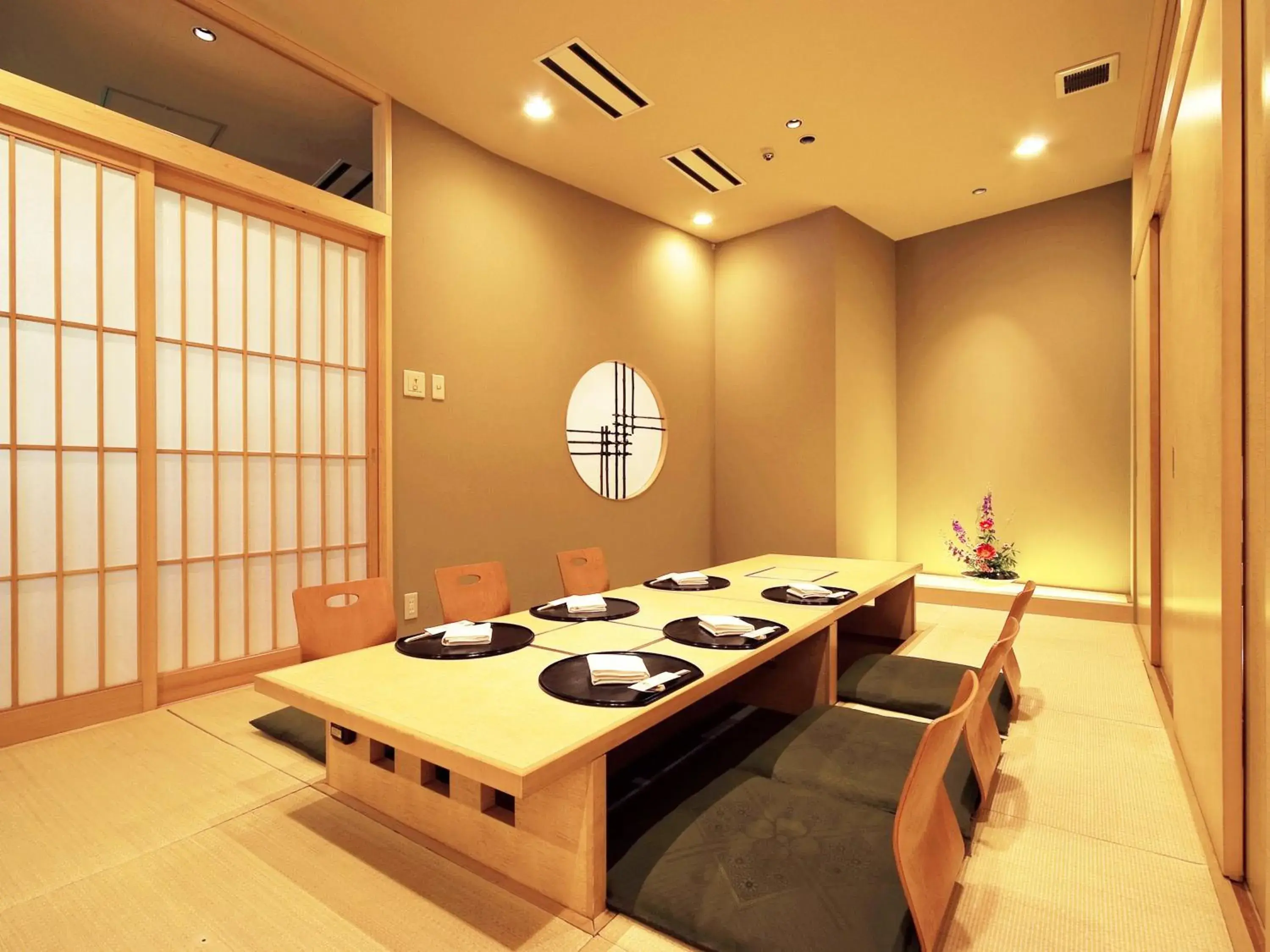 Restaurant/places to eat in Nara Royal Hotel