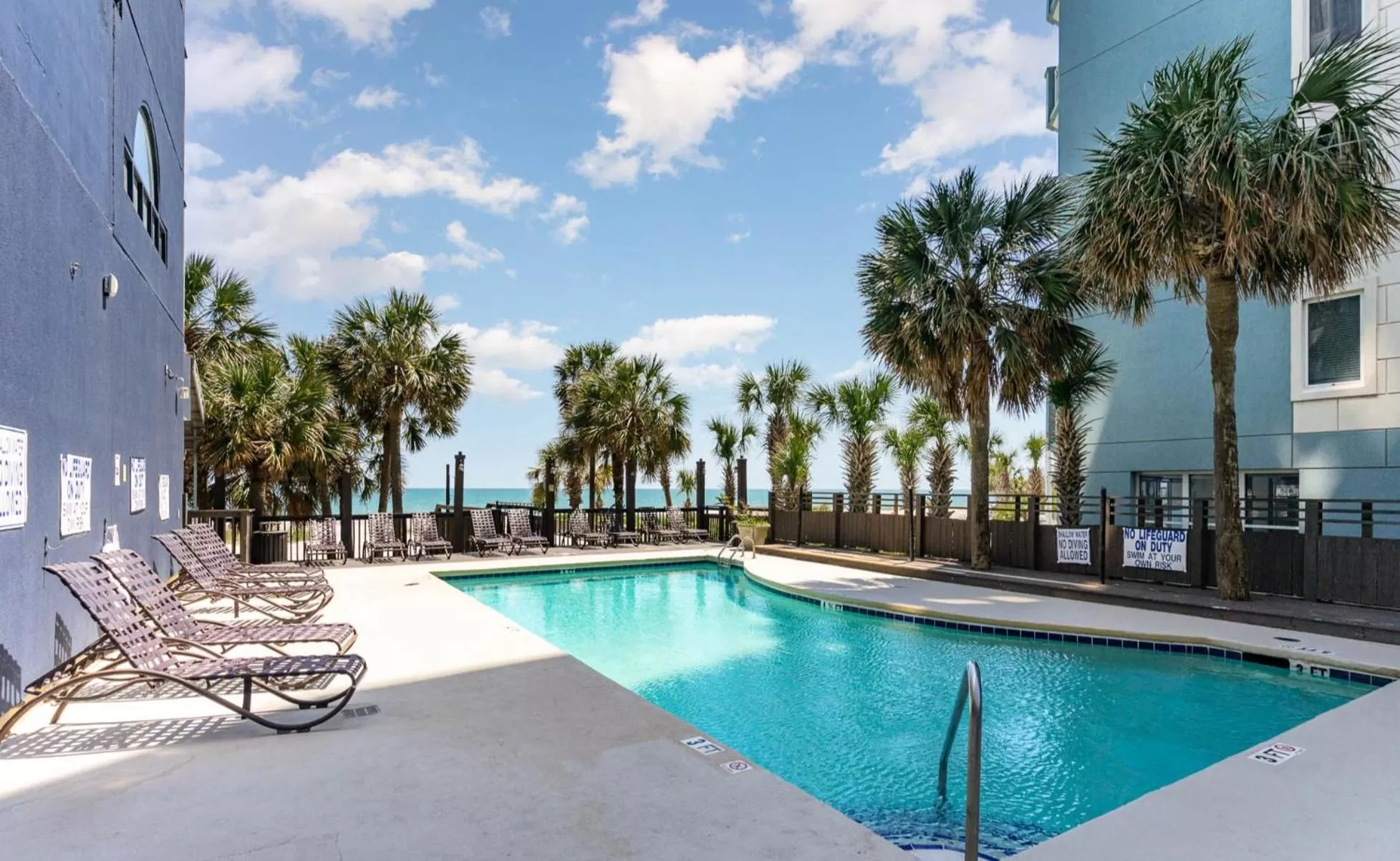 Swimming pool in Sun N Sand Resort