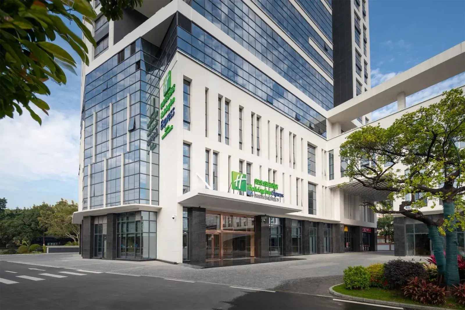 Property building in Holiday Inn Express Shunde Daliang by IHG Property building in Holiday Inn Express Shunde Daliang by IHG