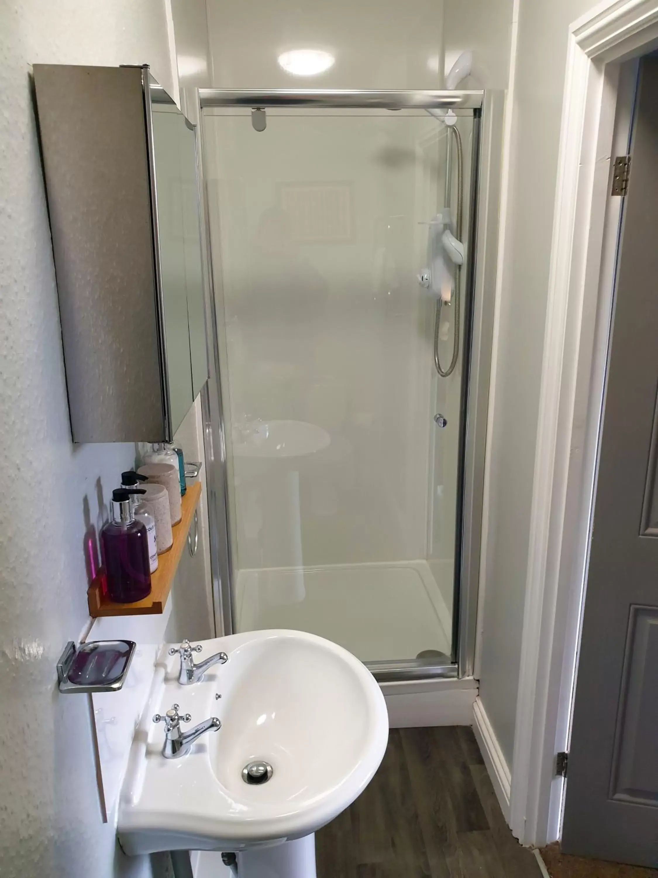 Bathroom in The Clarendon Country Pub with rooms