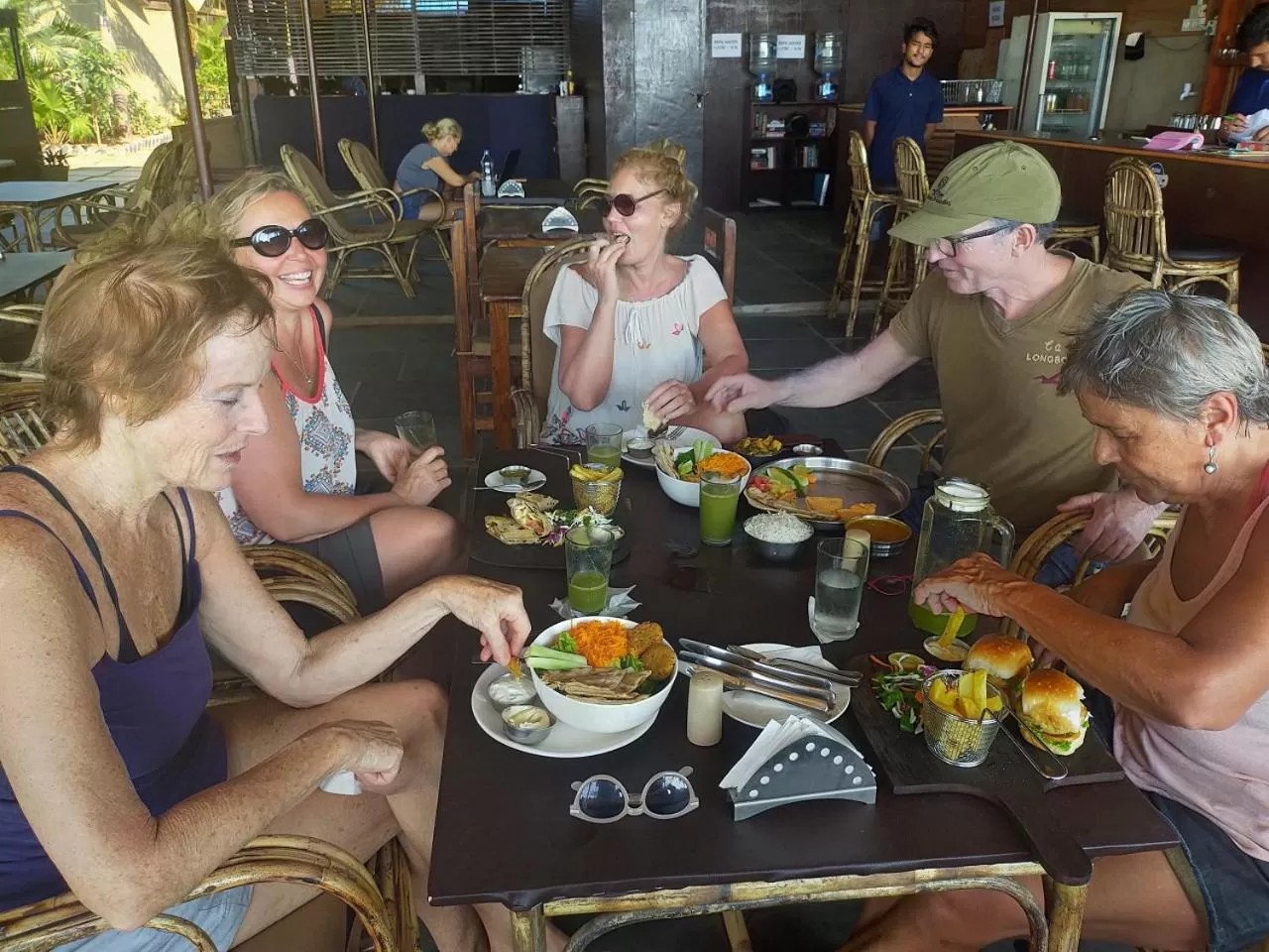 Restaurant/places to eat in Peace Garden Beach Resort