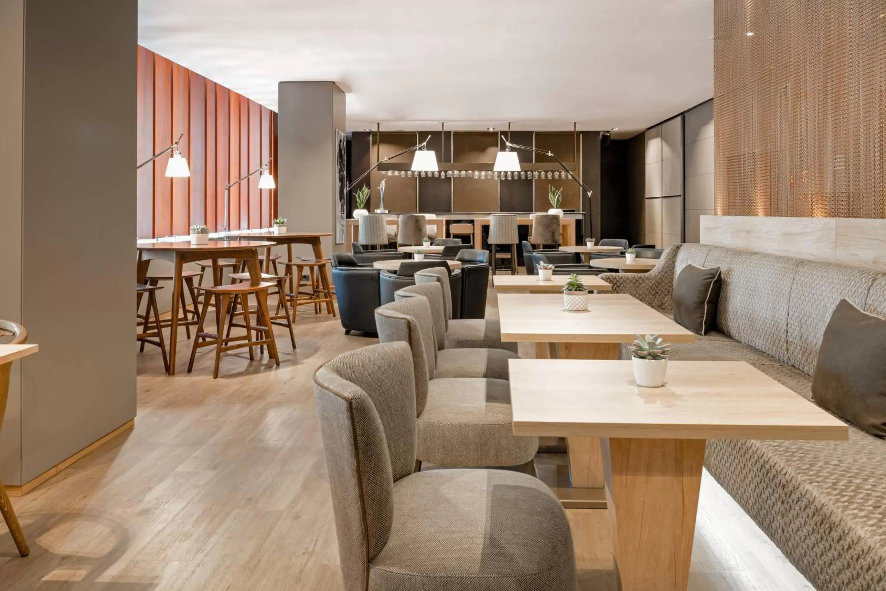 Lounge or bar, Restaurant/Places to Eat in AC Hotel La Rioja by Marriott