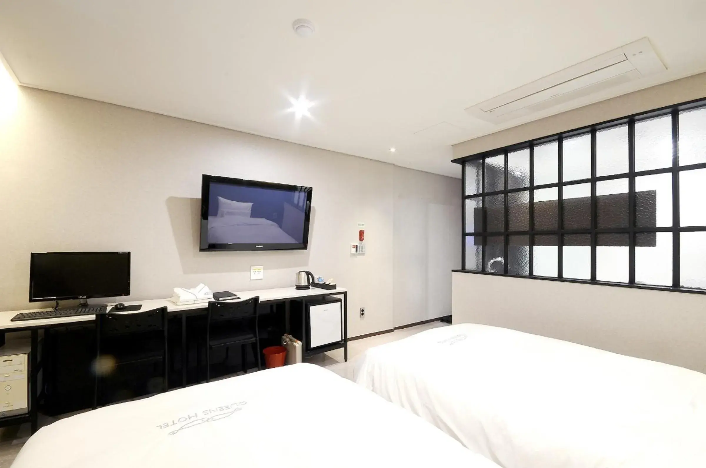 Bedroom, TV/Entertainment Center in Queens Hotel Seomyeon Busan