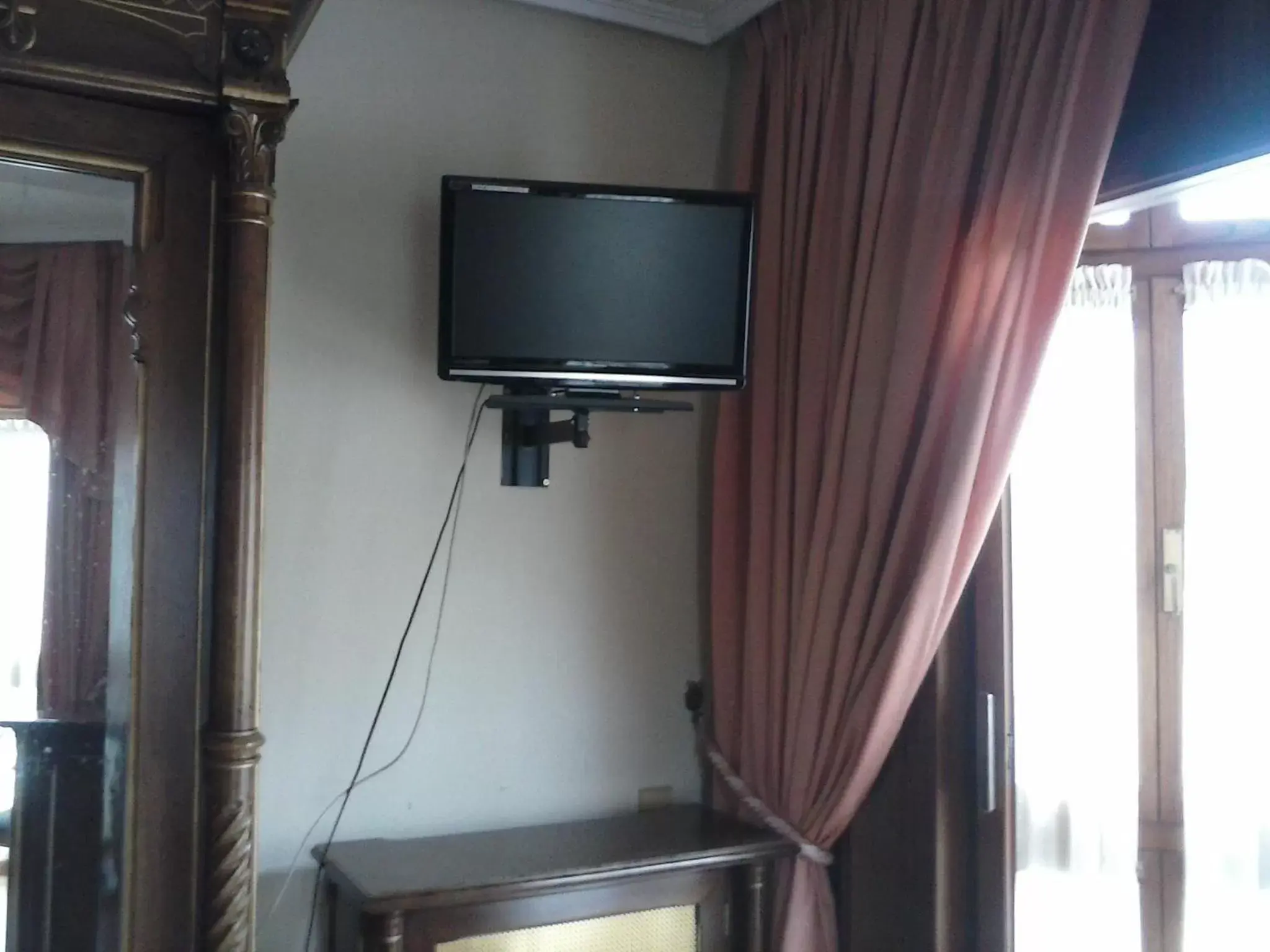 TV and multimedia, TV/Entertainment Center in Hotel Begoña