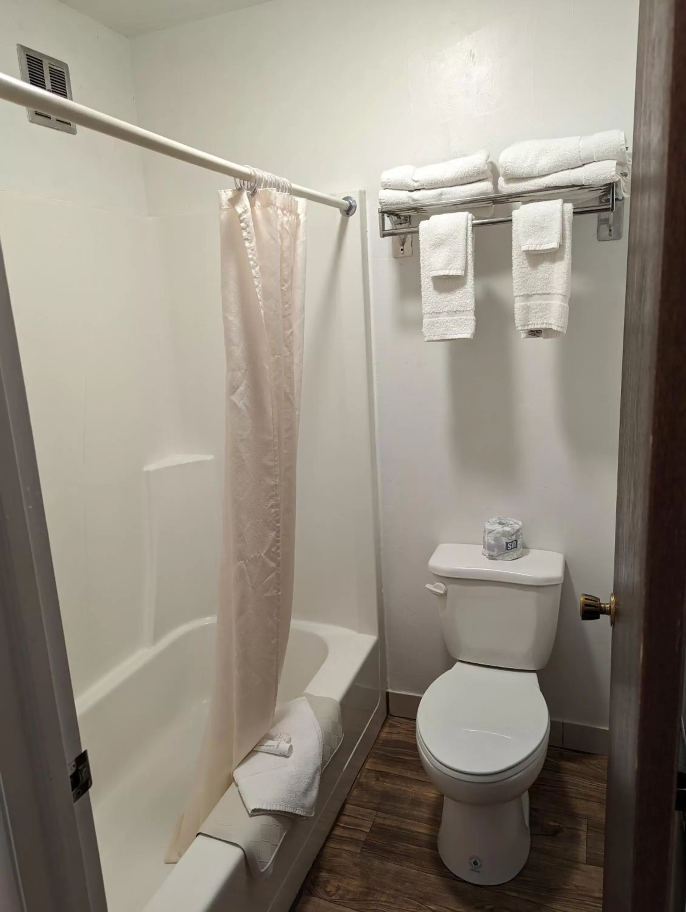 King Room - Non-Smoking in Henry's Fork Inn King Room - Non-Smoking in Henry's Fork Inn