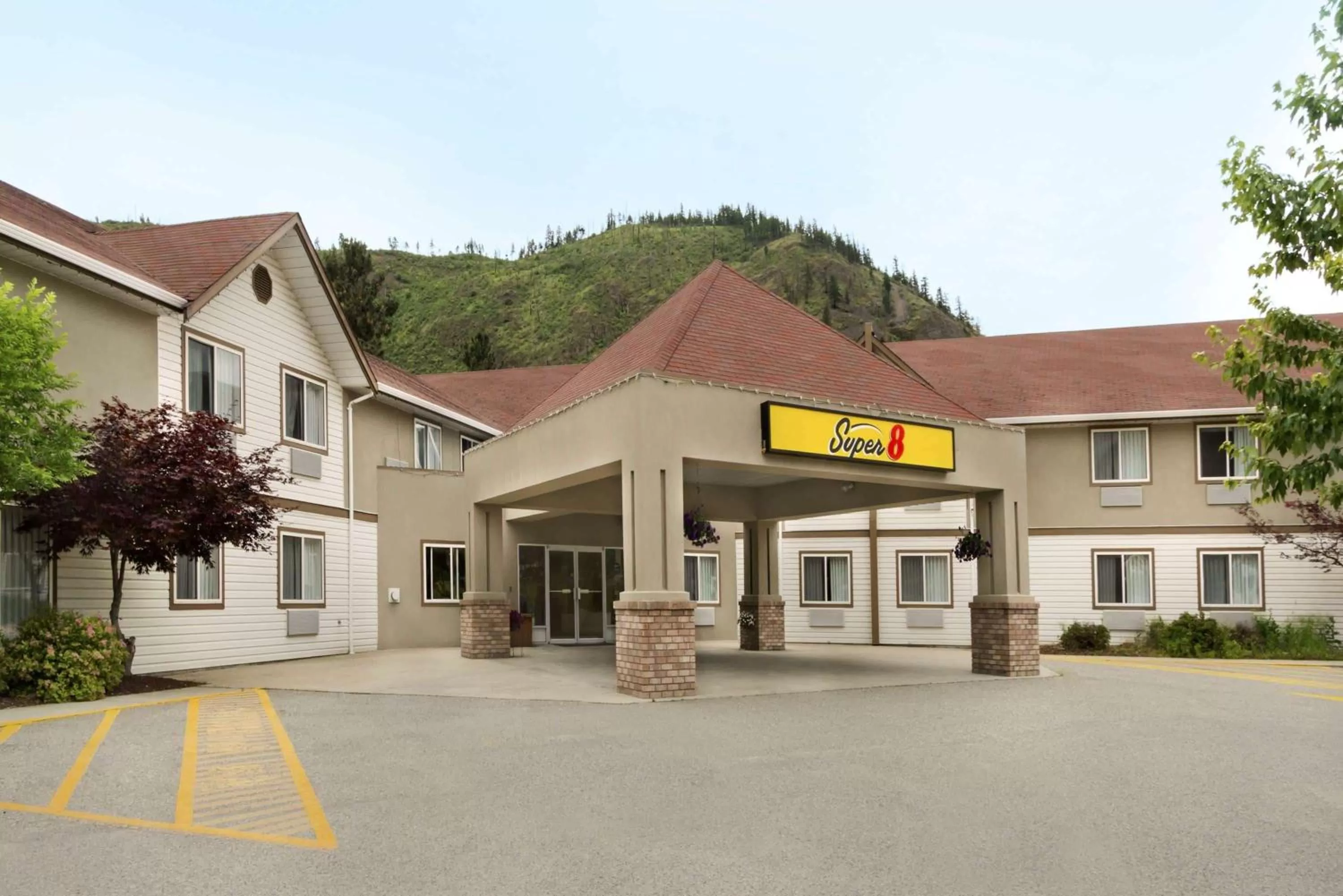 Property building in Super 8 by Wyndham West Kelowna BC