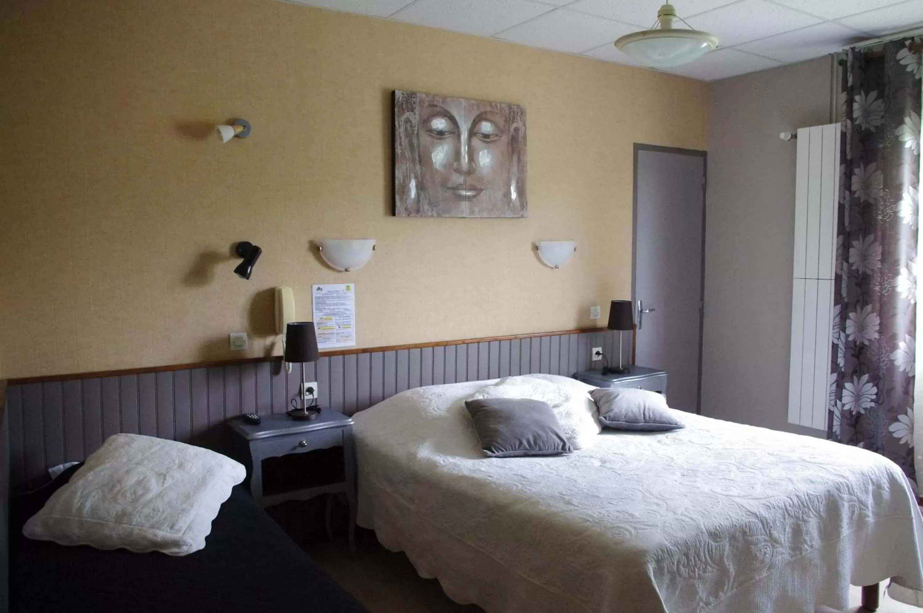 Bedroom, Bed in Hôtel Le Châtelet logis