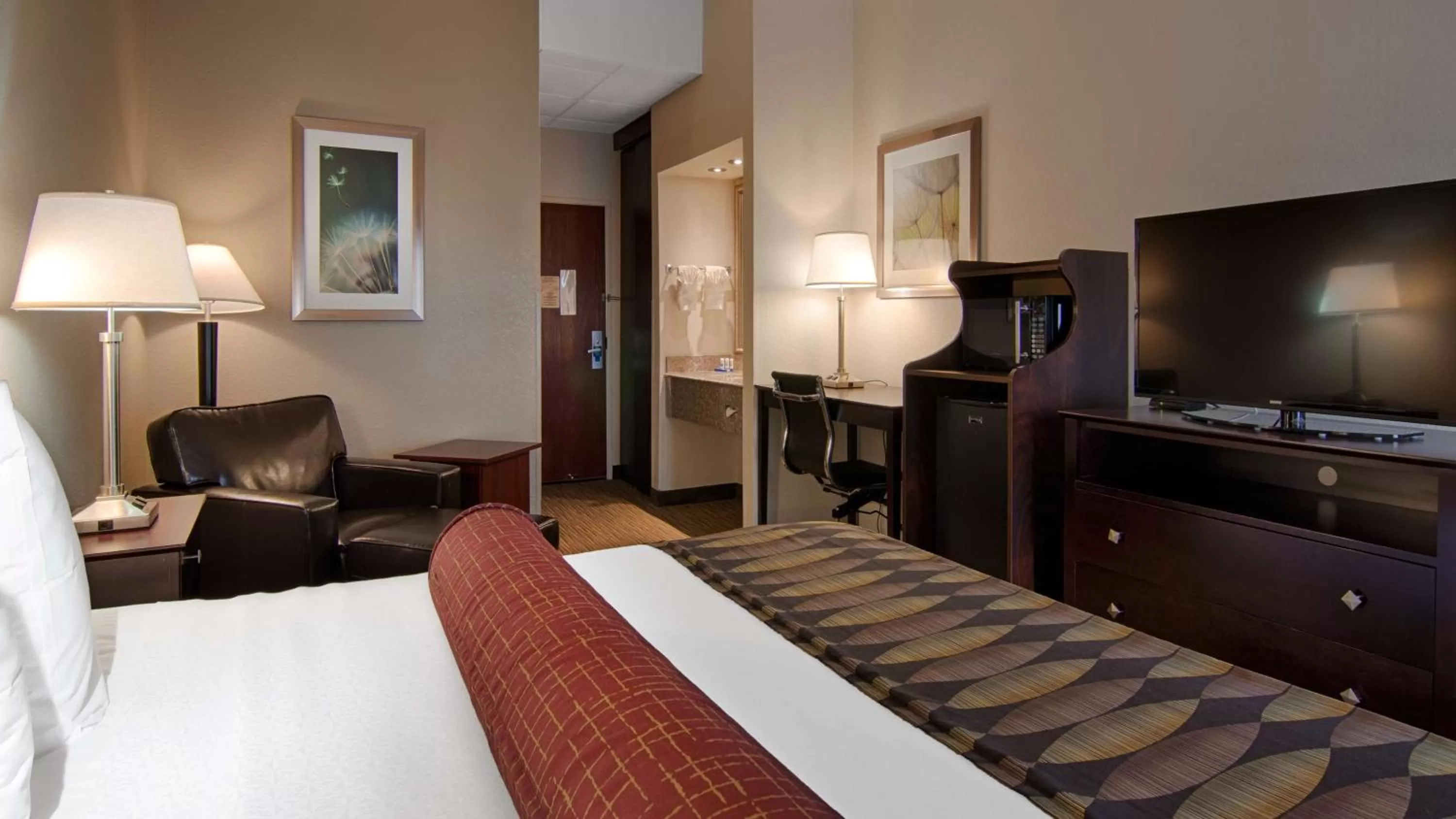 Photo of the whole room, Bed in Best Western Plus O'hare International South Hotel