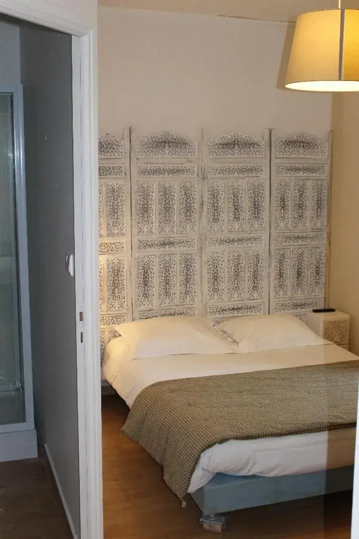 Double Room with Private Bathroom in Hotel Le XIV Double Room with Private Bathroom in Hotel Le XIV