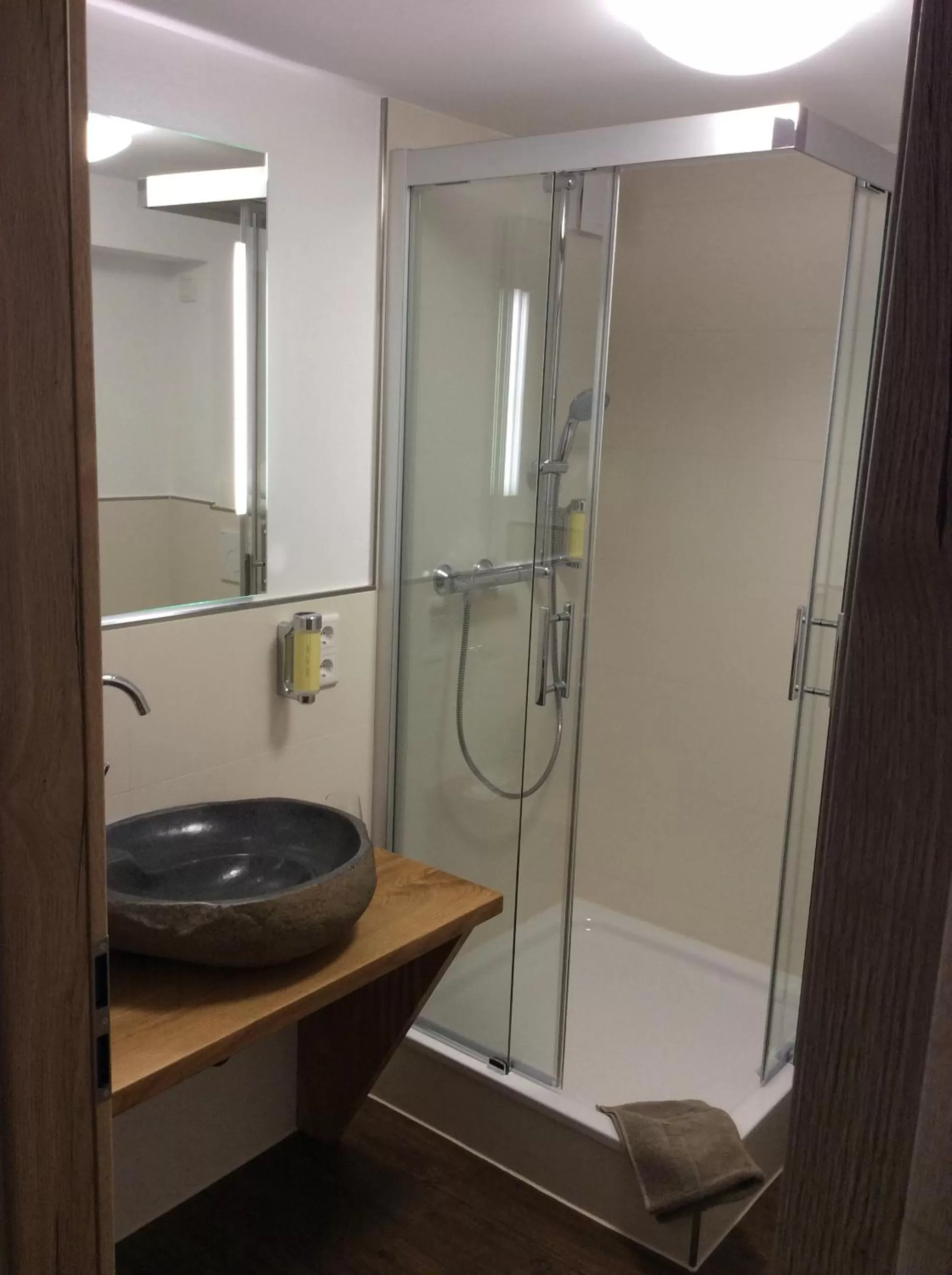 Shower, Bathroom in Die Sperre