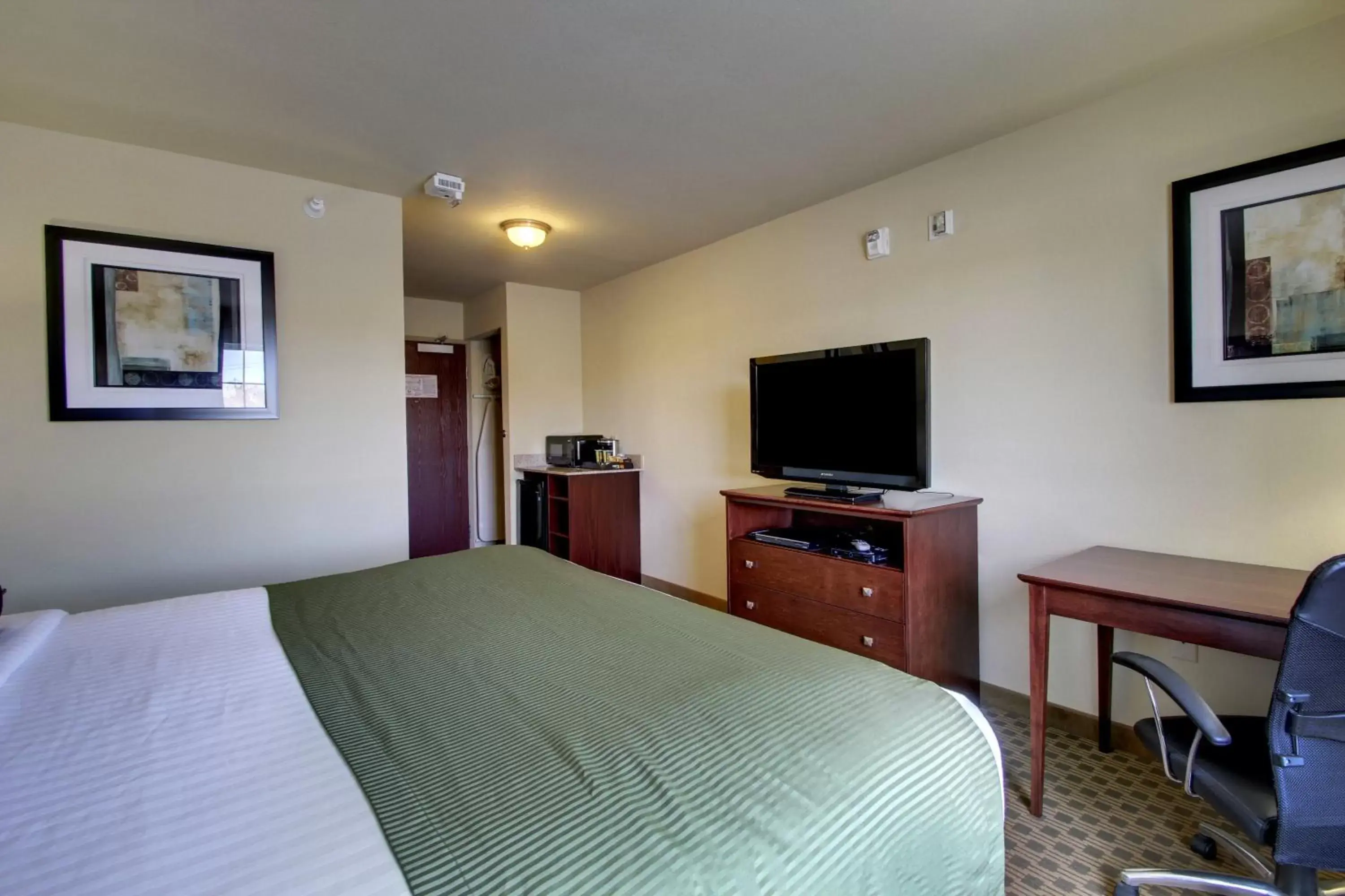 Bed in Cobblestone Inn & Suites - Hartington