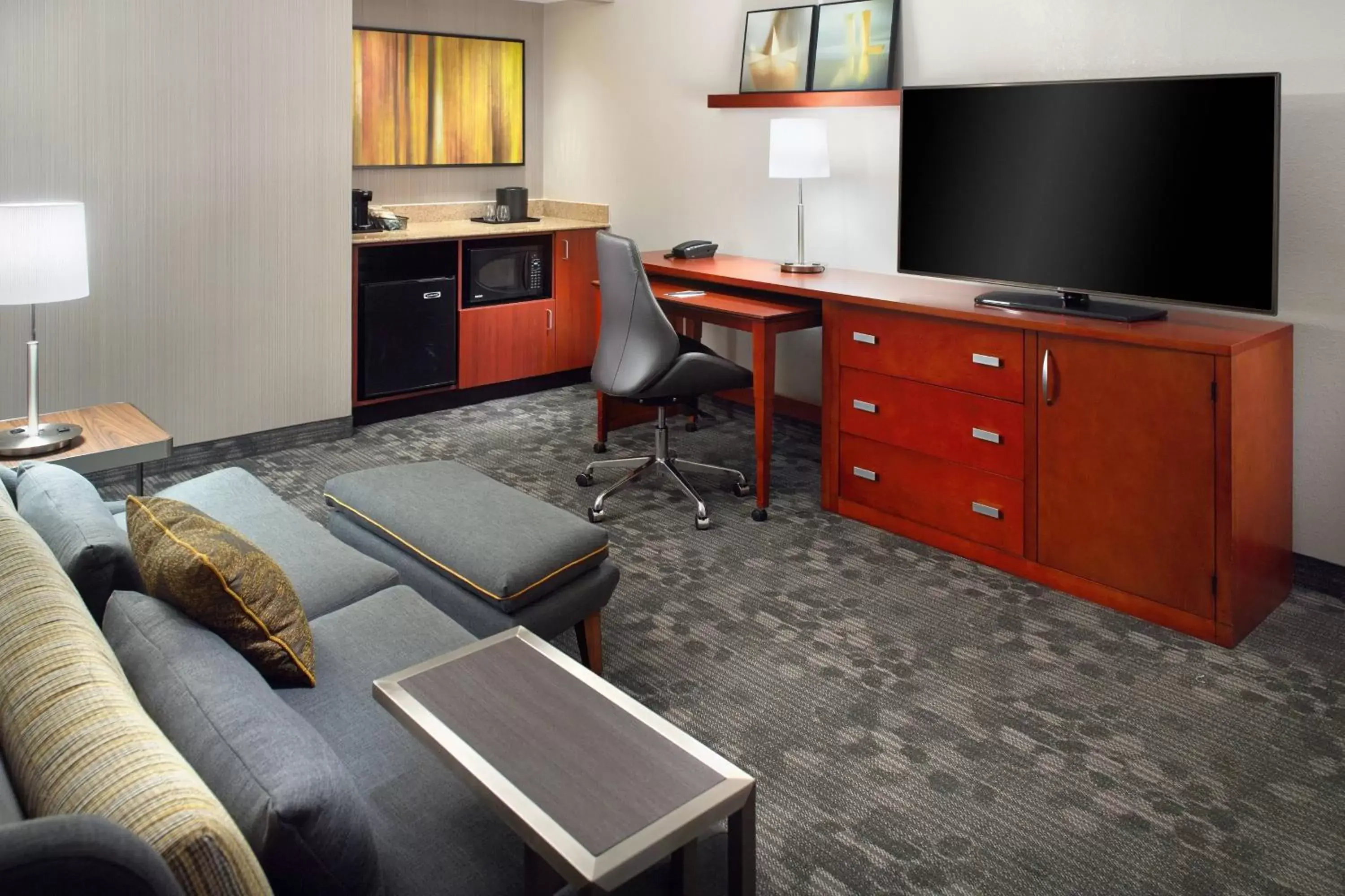 Living room, TV/Entertainment Center in Courtyard by Marriott Raleigh Cary