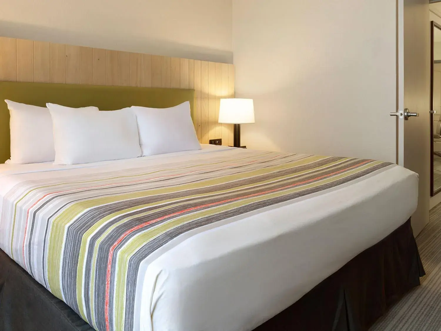 Bed in Country Inn & Suites by Radisson, Shreveport-Airport, LA