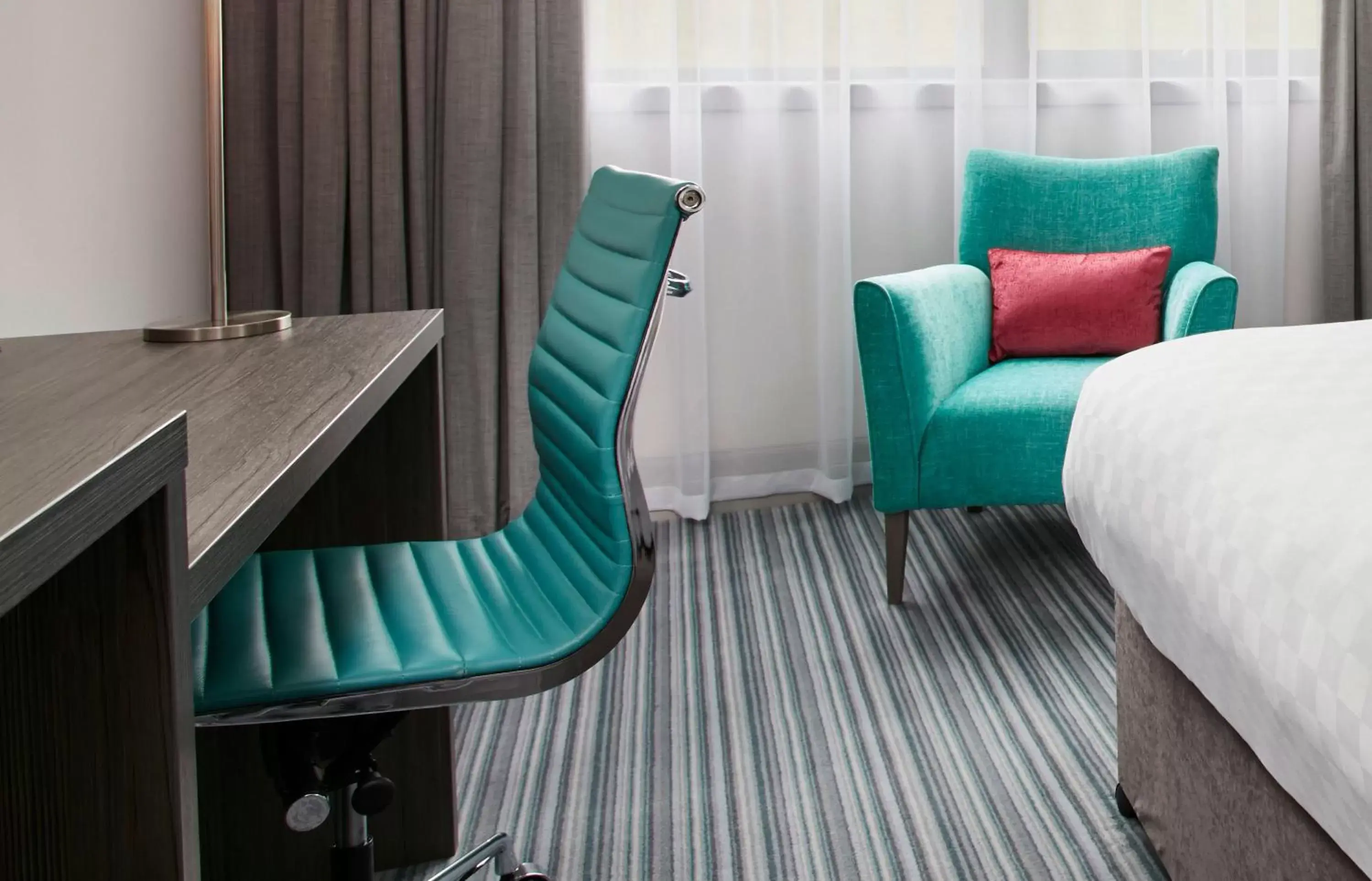 Bedroom, Seating Area in Leonardo Hotel - Formerly Jurys Inn and Conference Venue Aberdeen Airport