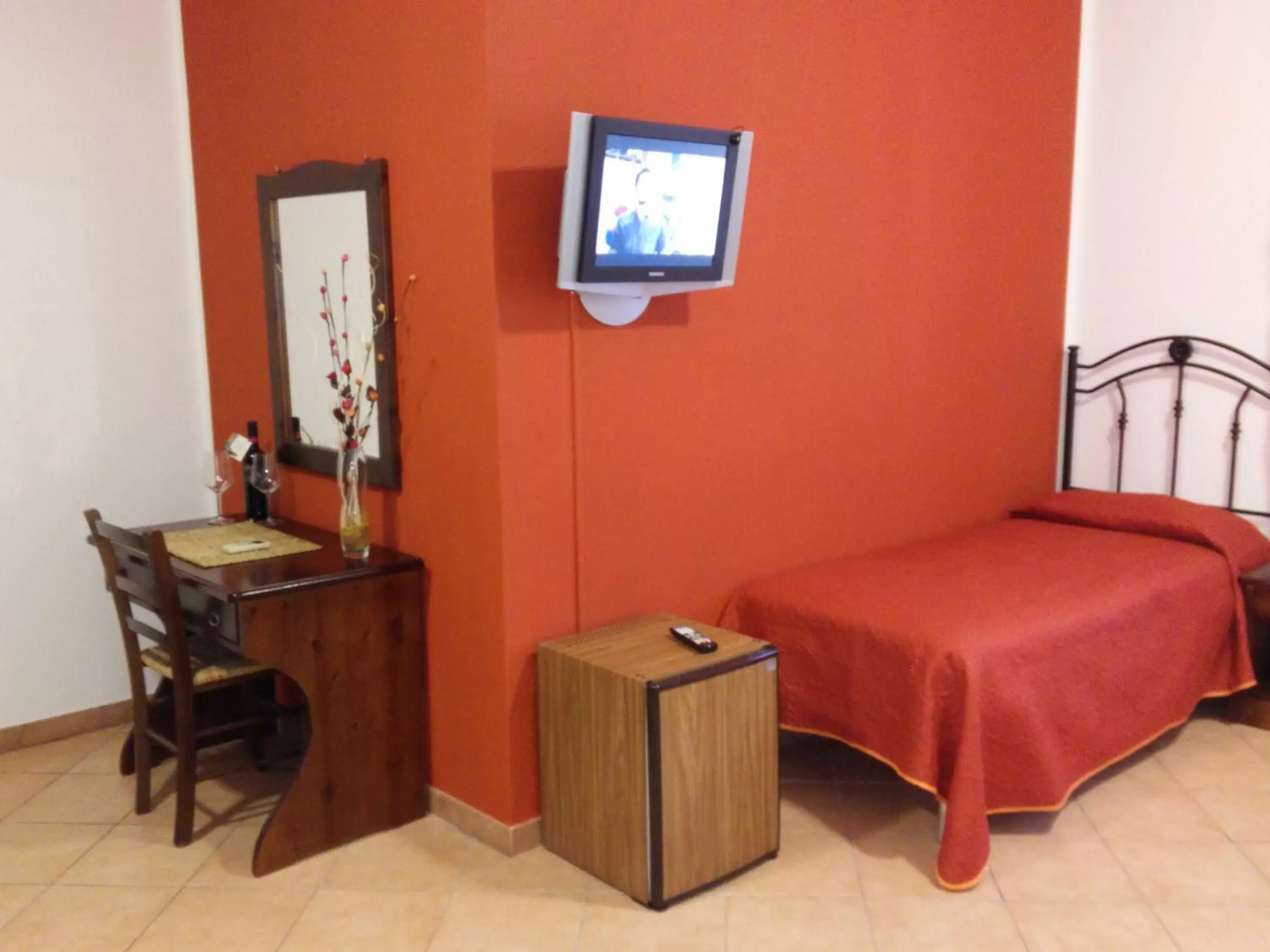 Bed, TV/Entertainment Center in Locanda Scirocco
