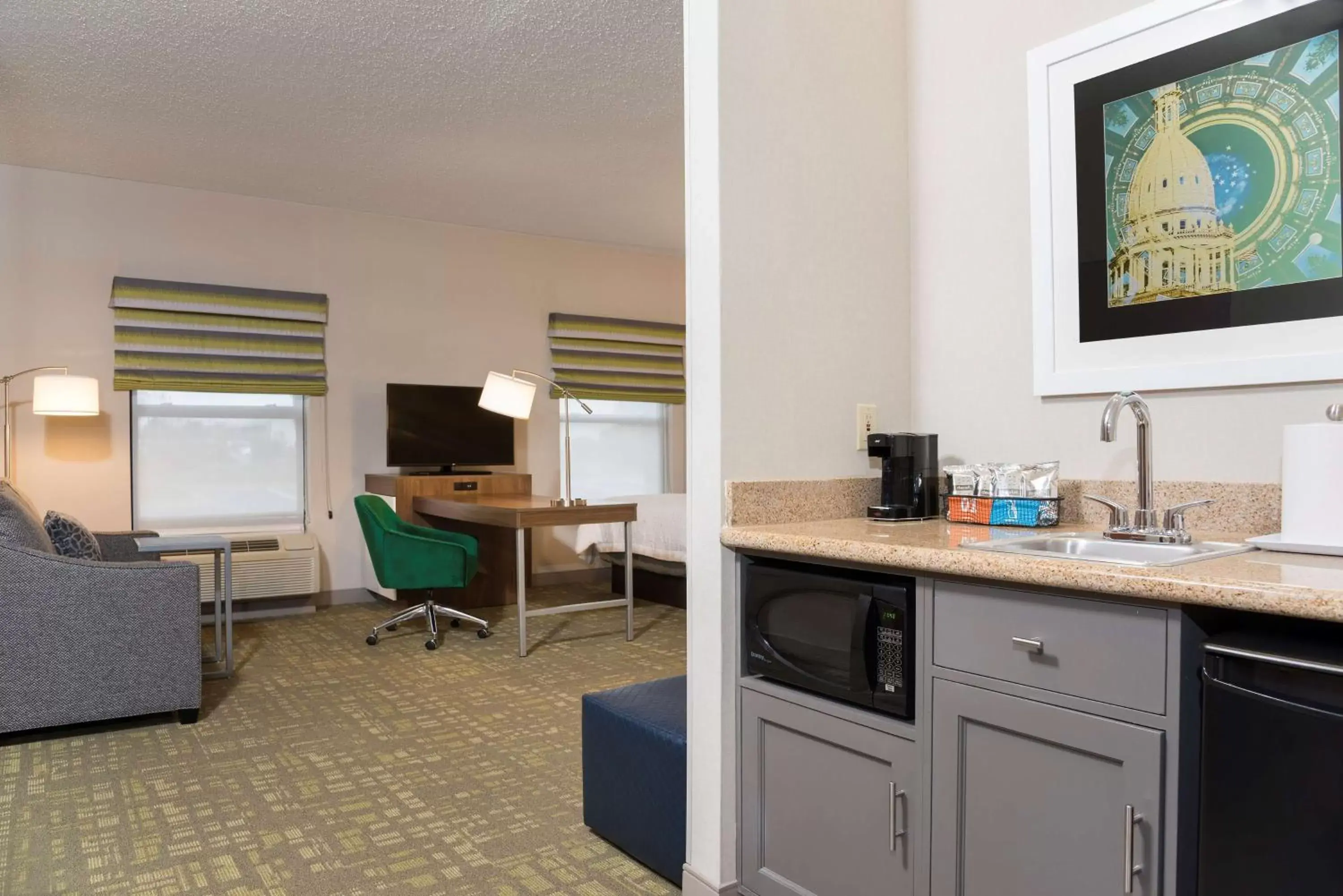 Bedroom, Kitchen/Kitchenette in Hampton Inn & Suites East Lansing