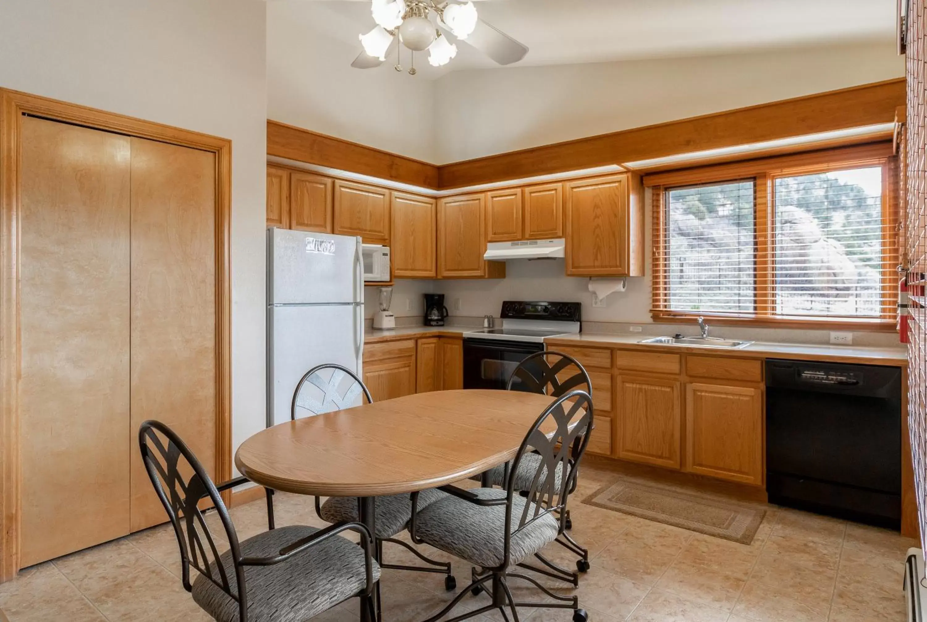 Kitchen/Kitchenette in Wildwood Inn