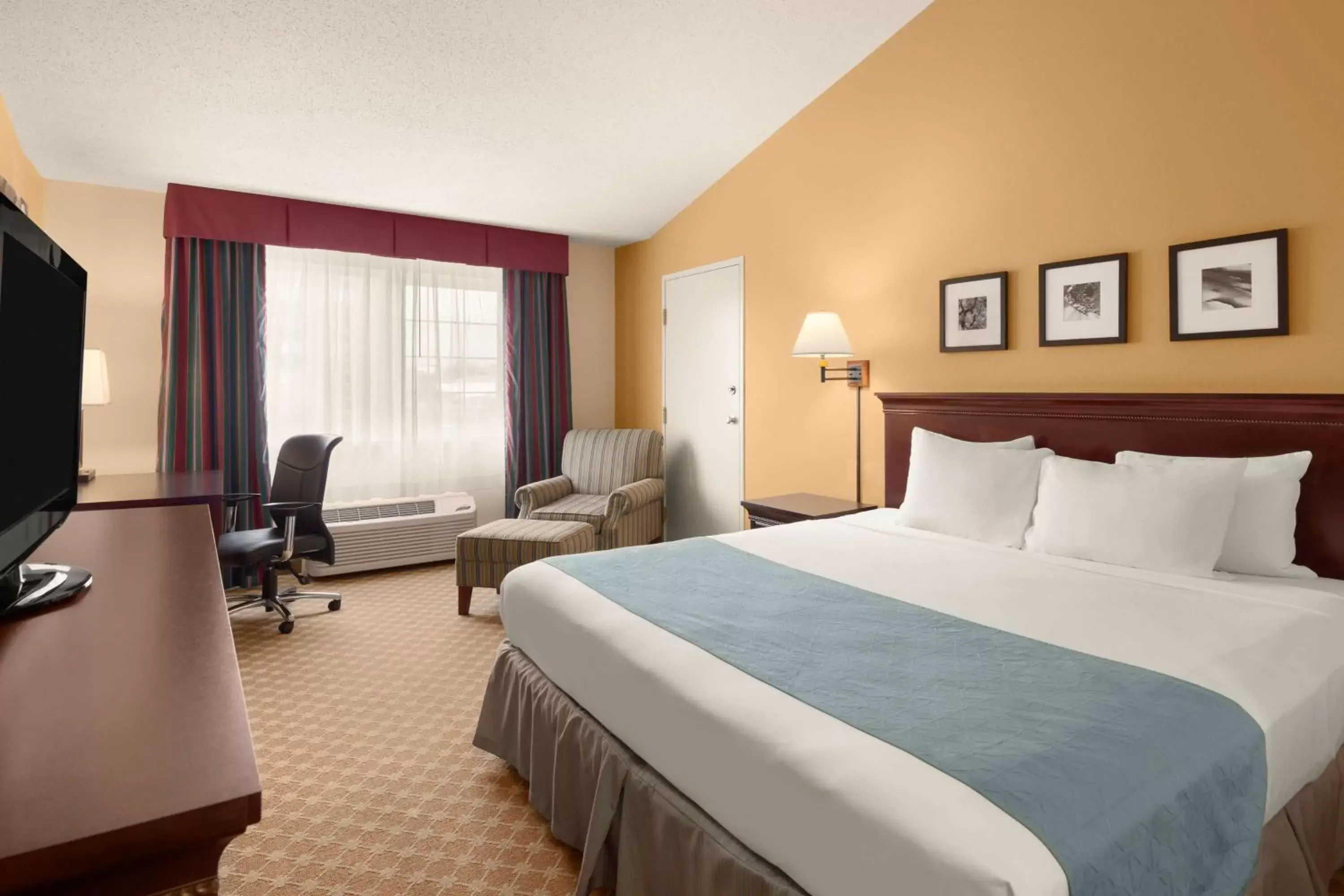 Photo of the whole room, Bed in Country Inn & Suites by Radisson, Sioux Falls, SD