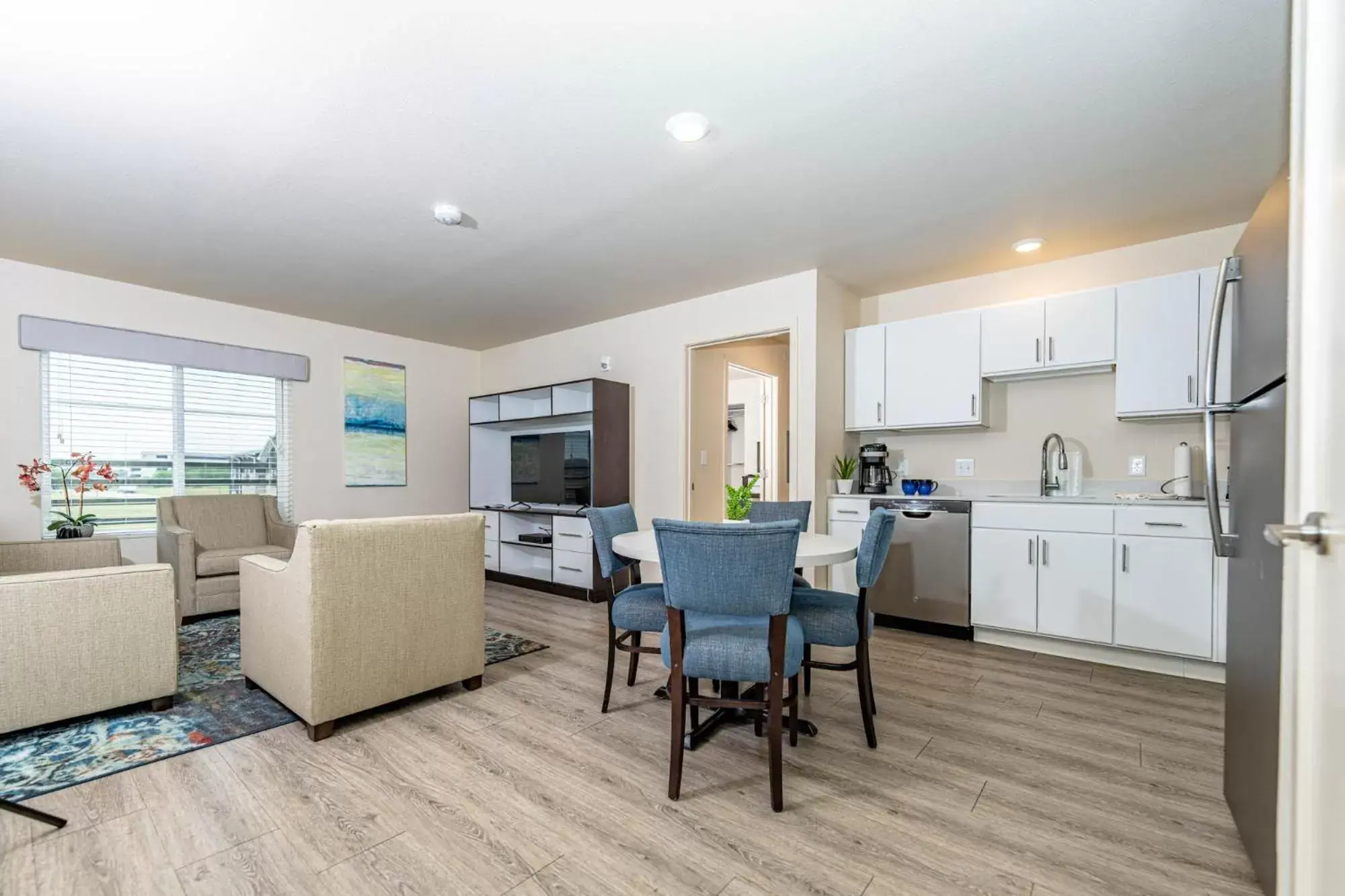 Living room, Dining Area in Soka Suites Dallas - Las Colinas