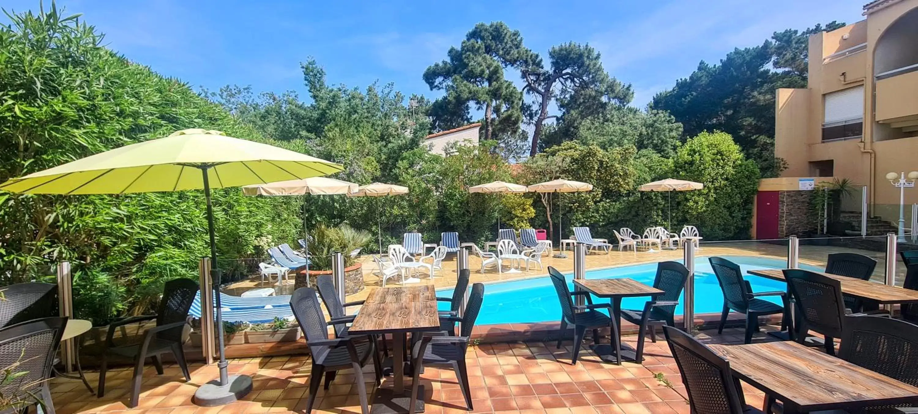 Patio, Swimming Pool in Hôtel Le Maritime