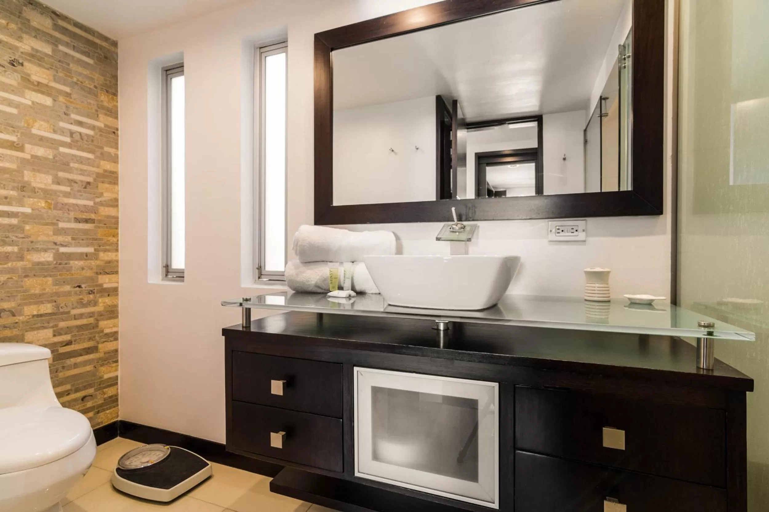 Bathroom in Apartamentos Poblado Alejandría by HOUSY HOST