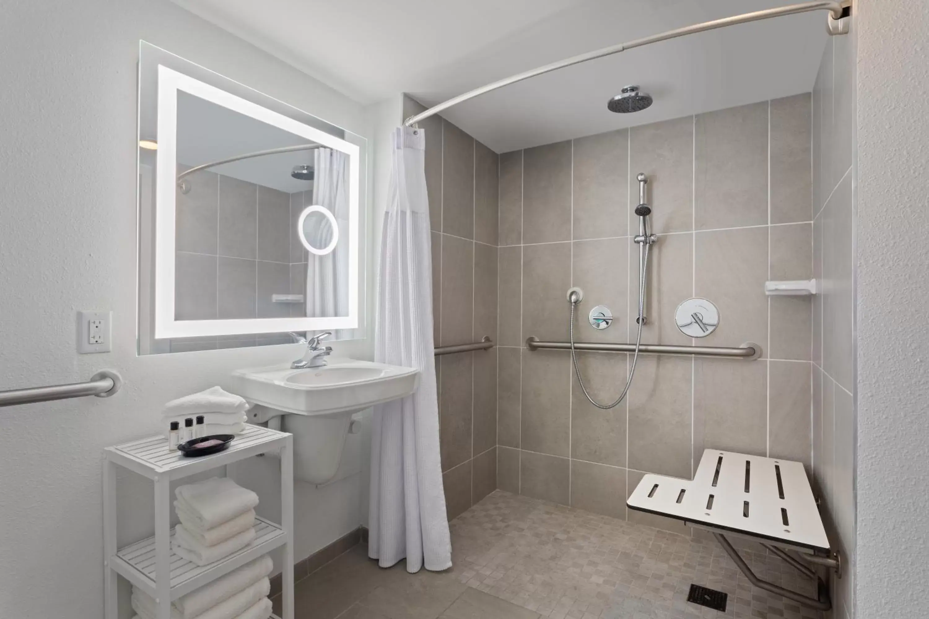Shower, Bathroom in Crowne Plaza Melbourne-Oceanfront, an IHG Hotel