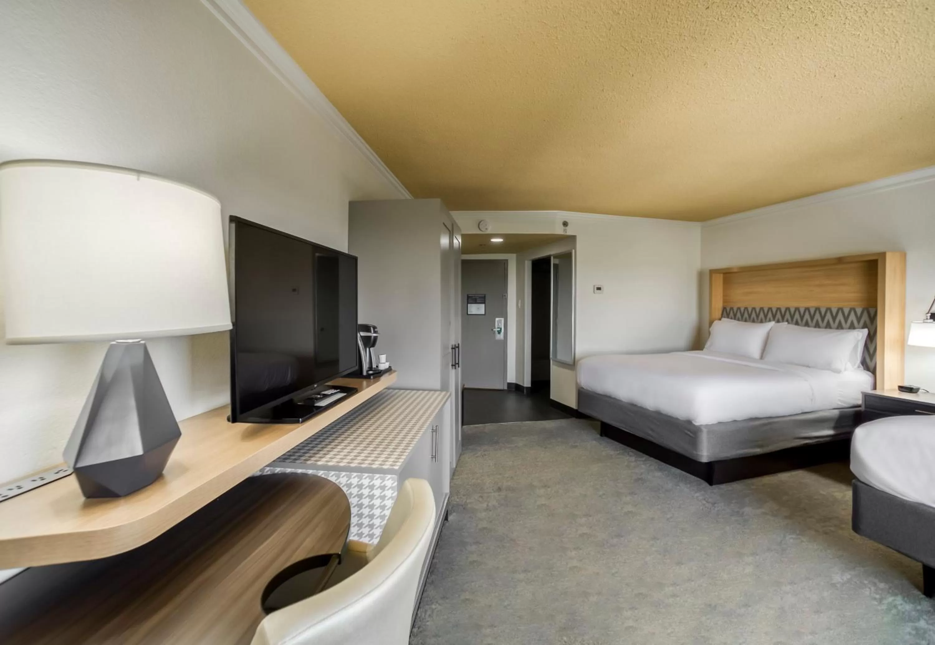 Photo of the whole room, Bed in Holiday Inn Mobile Downtown Historic District by IHG