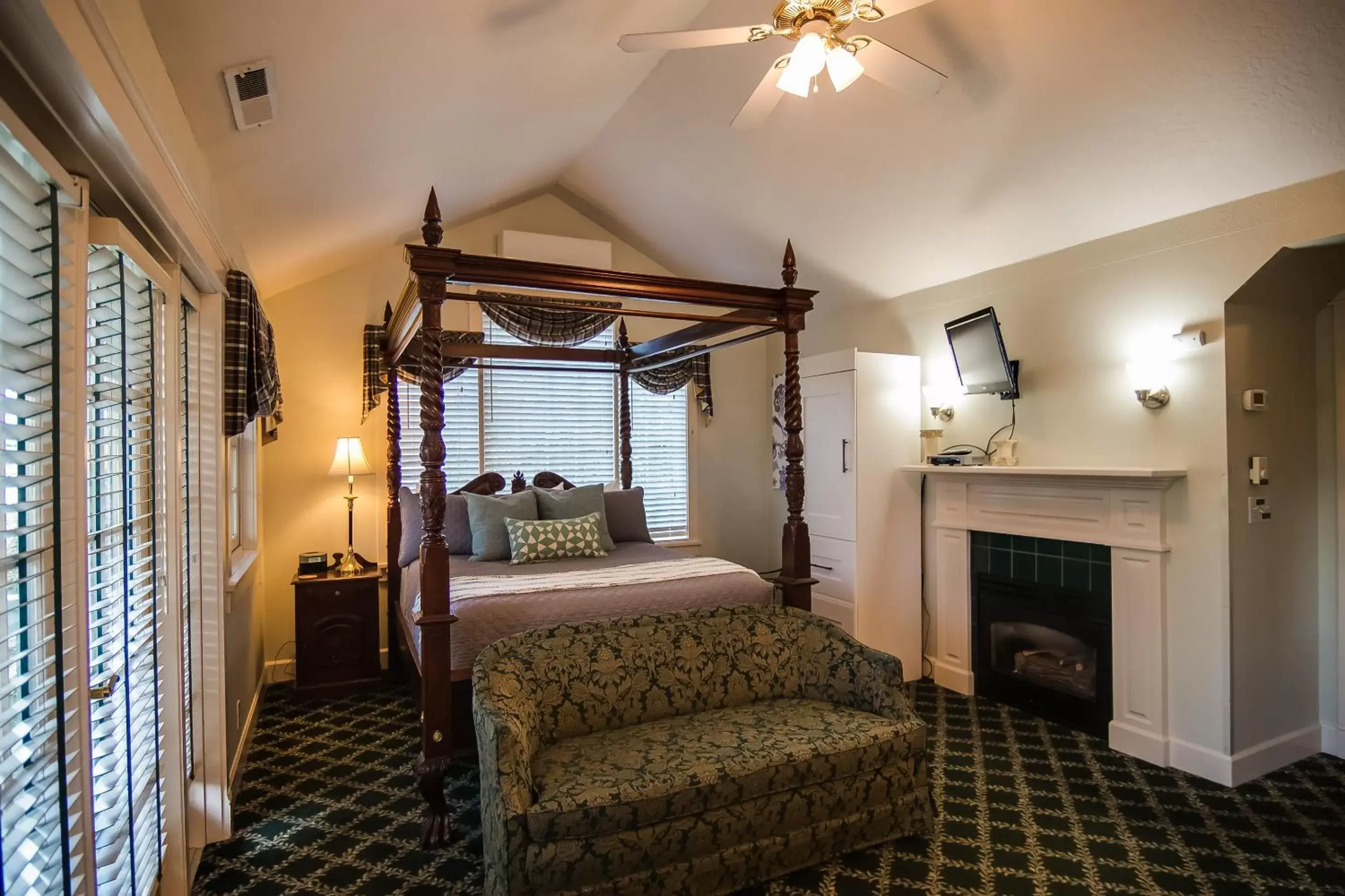 Bed in The Campbell House Inn