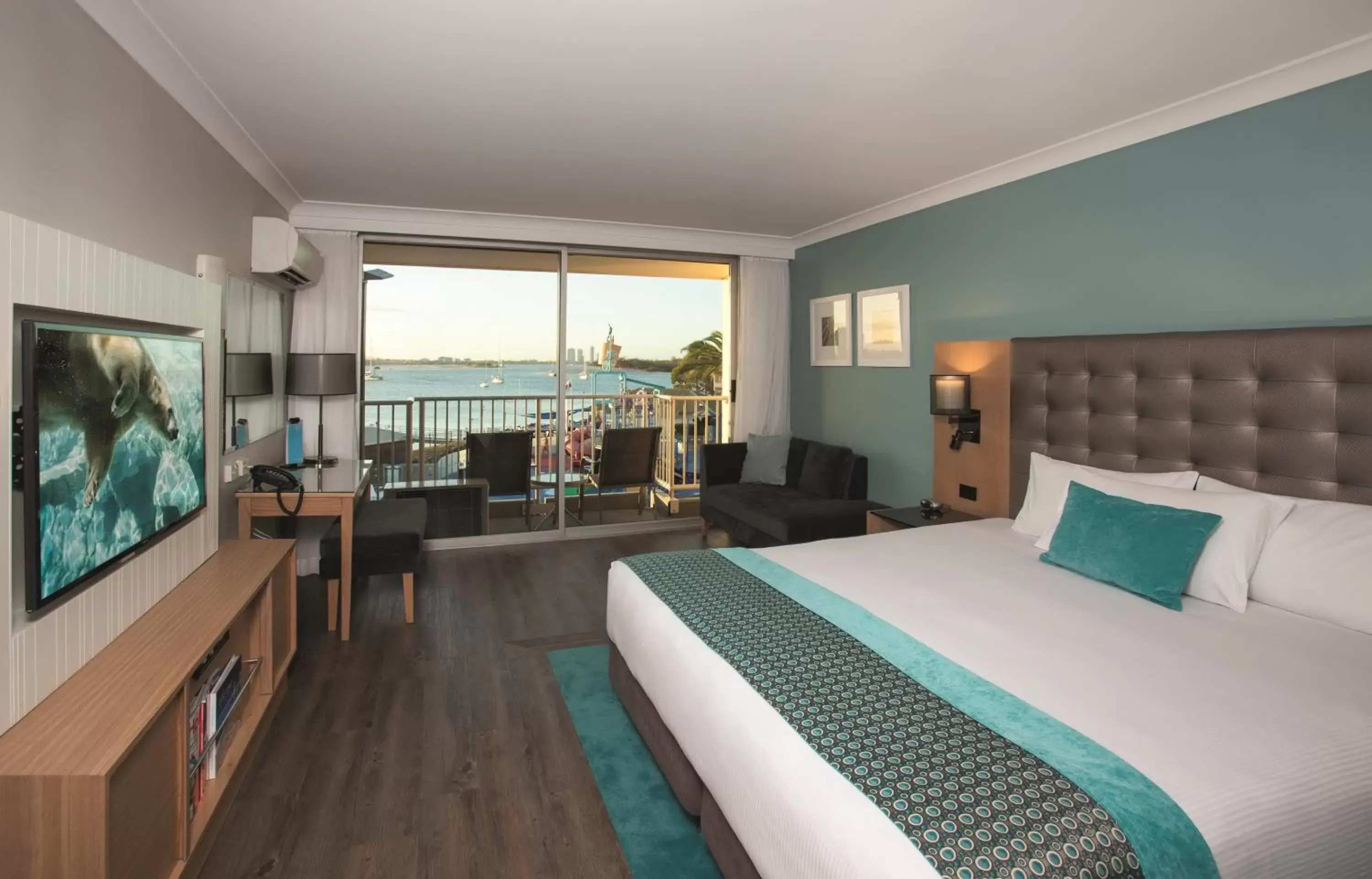 Premium King View Room + Entry to 3 Theme Parks in Sea World Resort