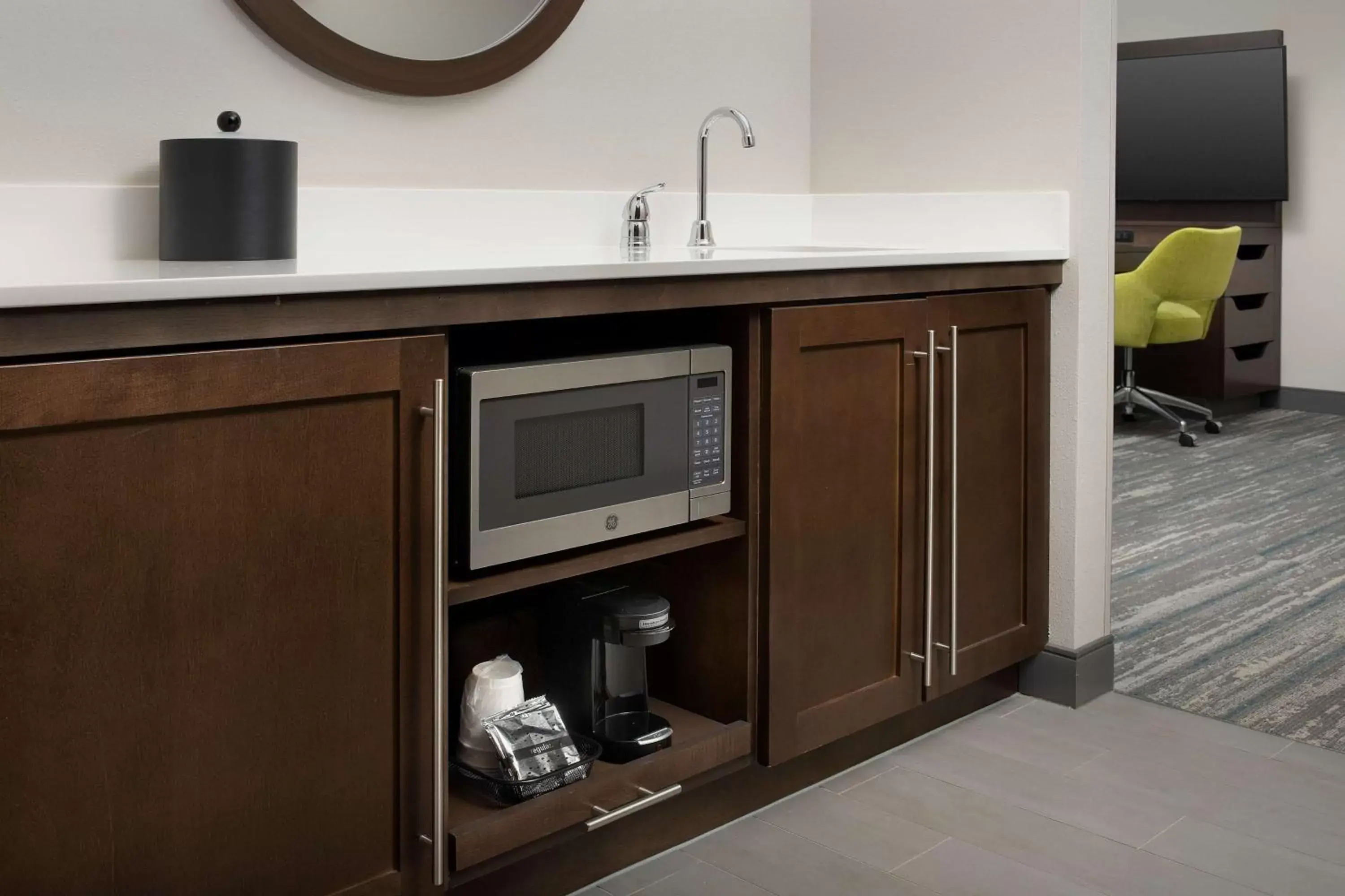 Photo of the whole room, Kitchen/Kitchenette in Hampton Inn & Suites Charlotte Airport Lake Pointe