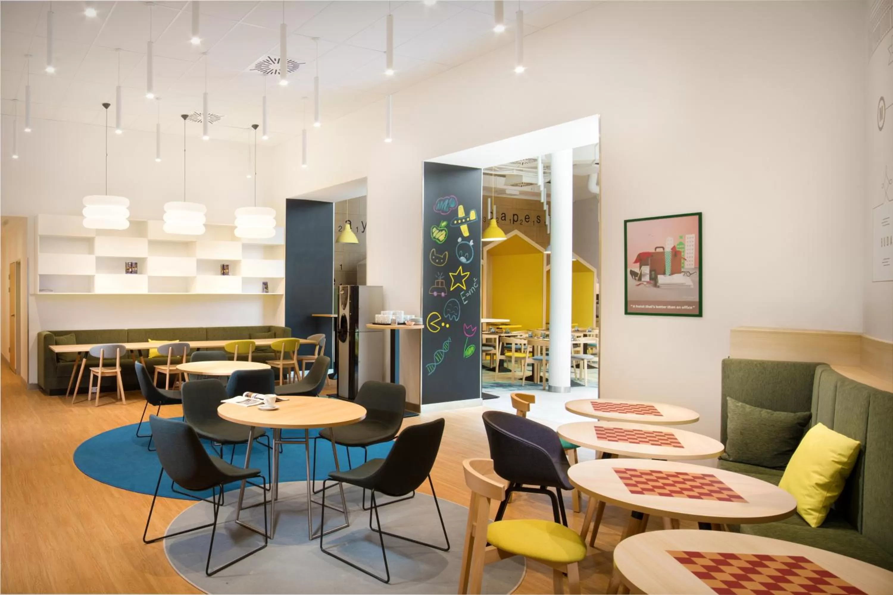 Communal lounge/ TV room in Ibis Styles Budapest Center