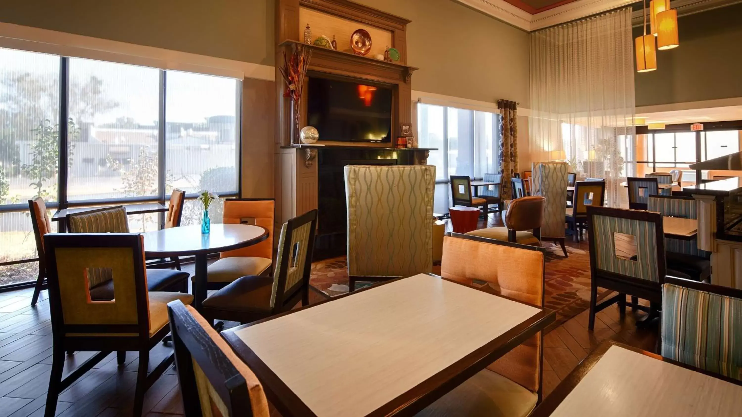 Restaurant/Places to Eat in Best Western Executive Suites