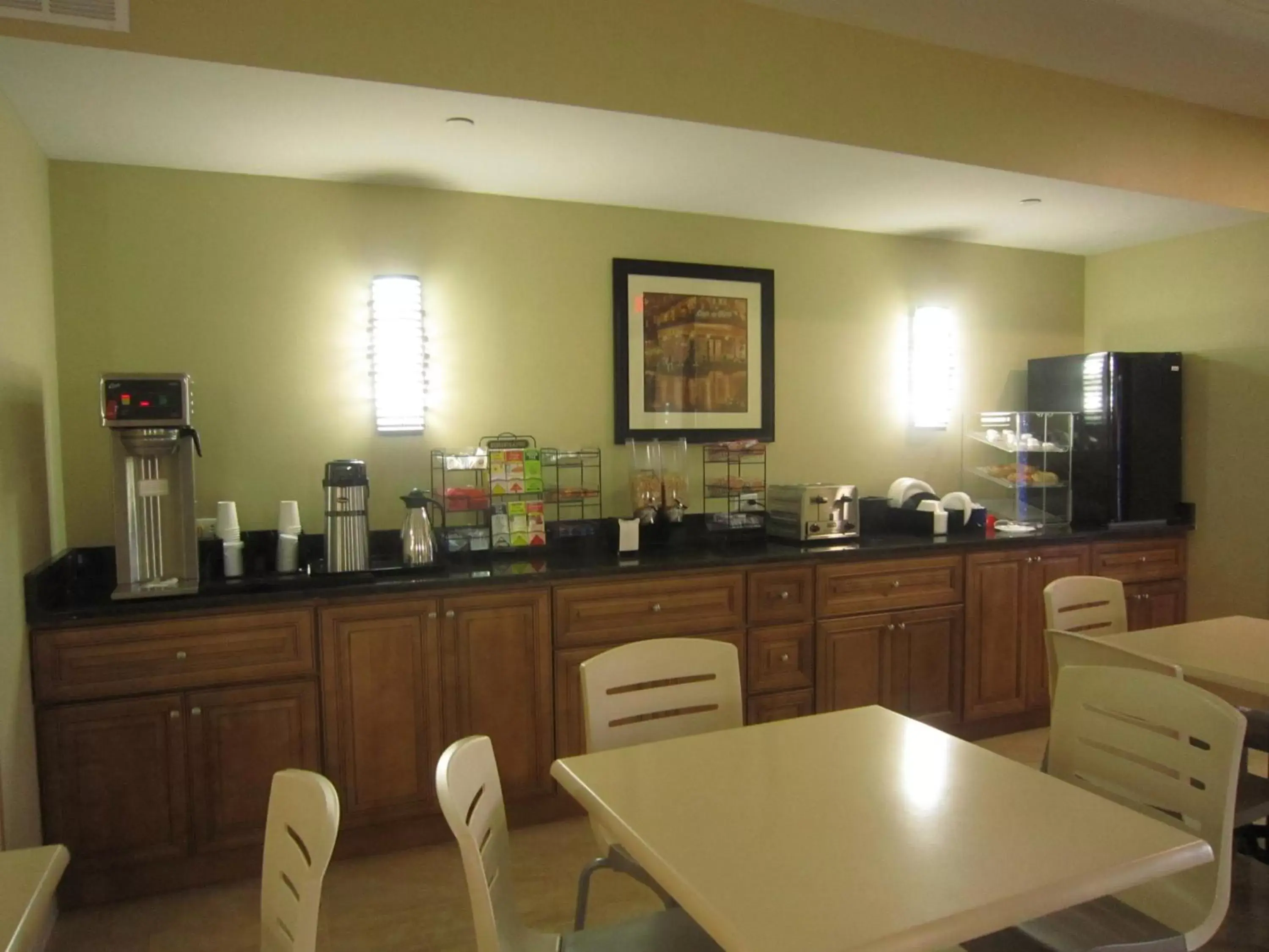 Restaurant/Places to Eat in Red Carpet Inn and Suites Monmouth Junction