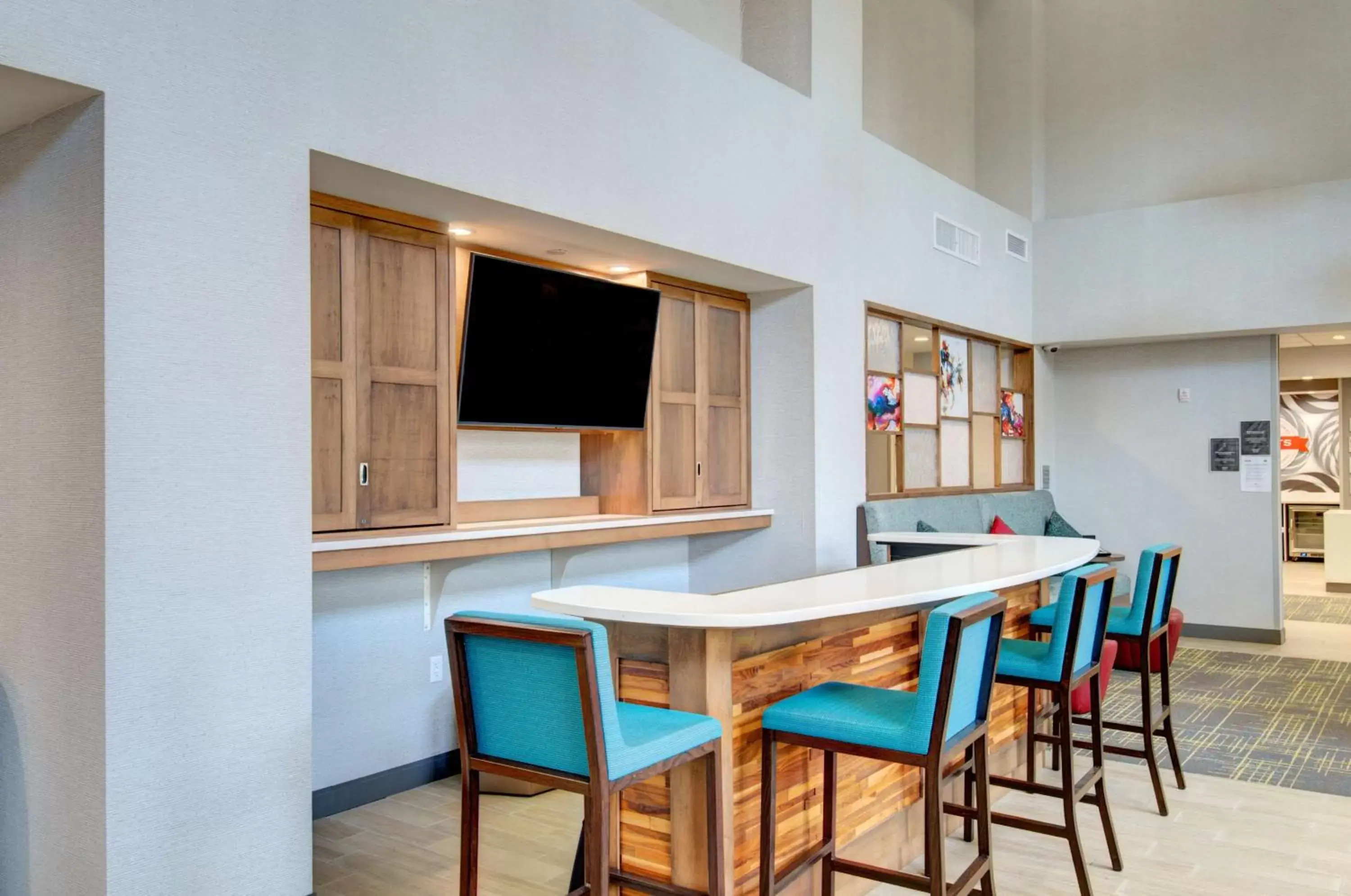 Lobby or reception, Dining Area in Hampton Inn & Suites Portland West