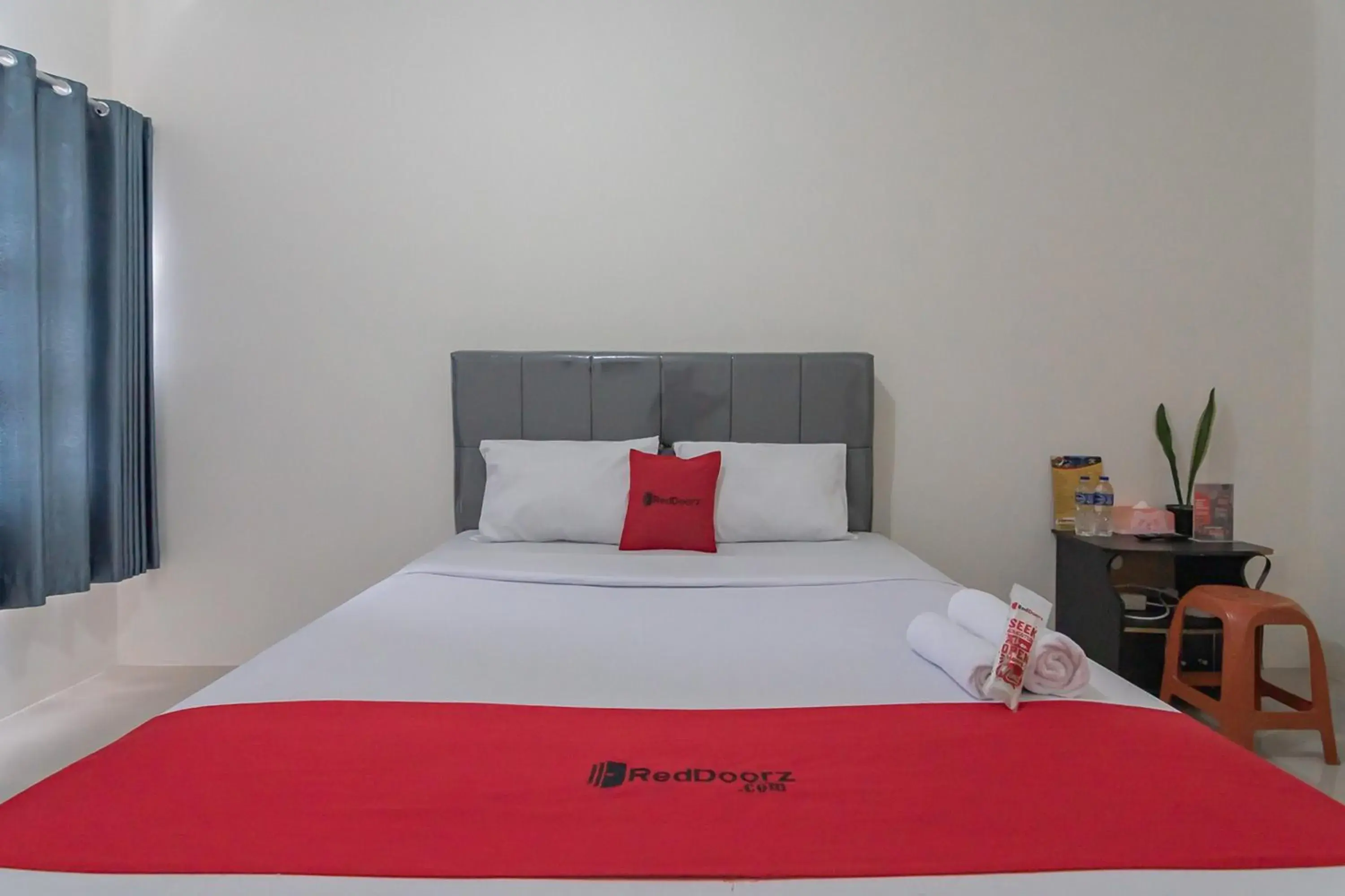 Bedroom, Bed in RedDoorz near Happy Farm Ciwidey Bedroom, Bed in RedDoorz near Happy Farm Ciwidey