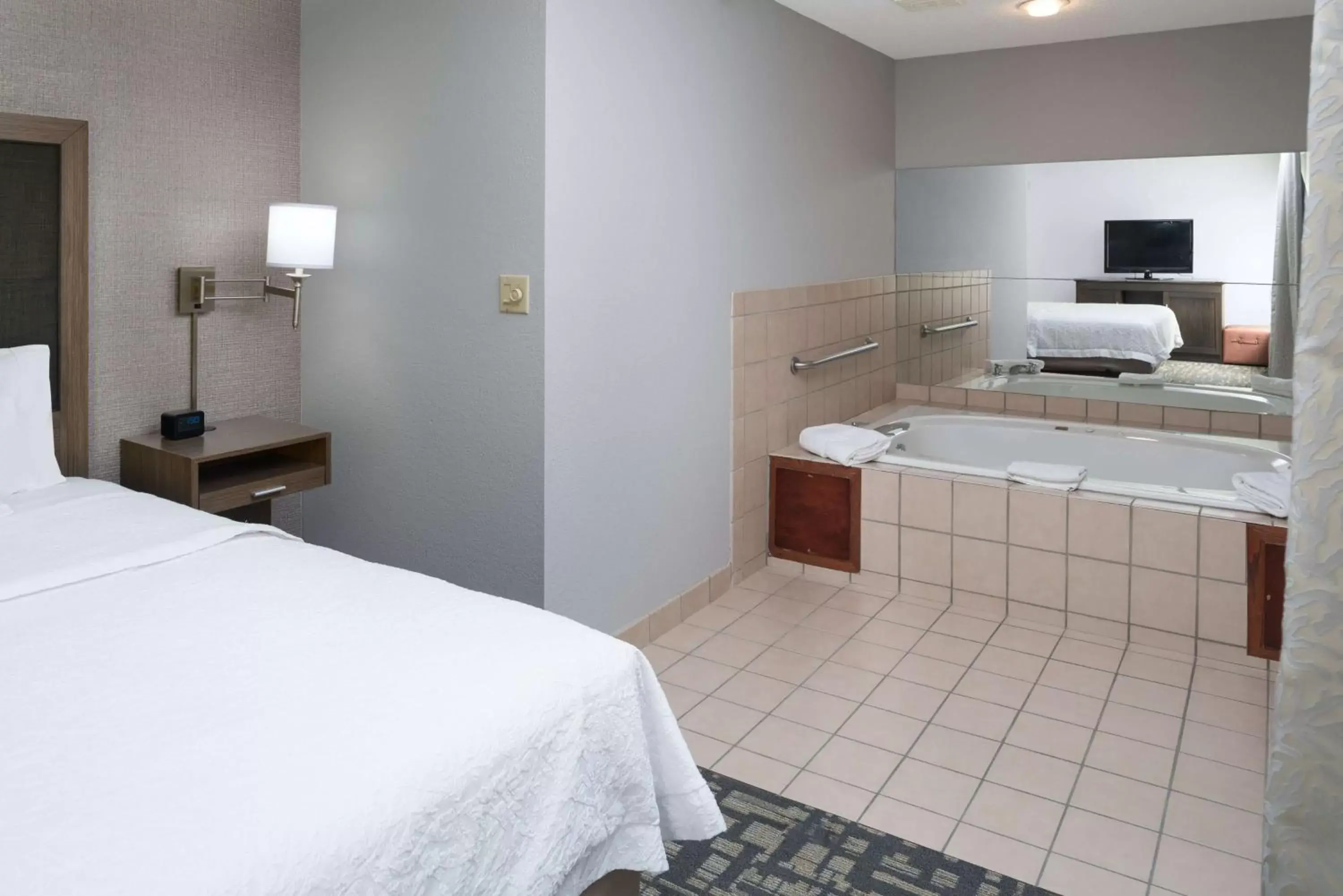 Bed, Bathroom in Hampton Inn North Sioux City