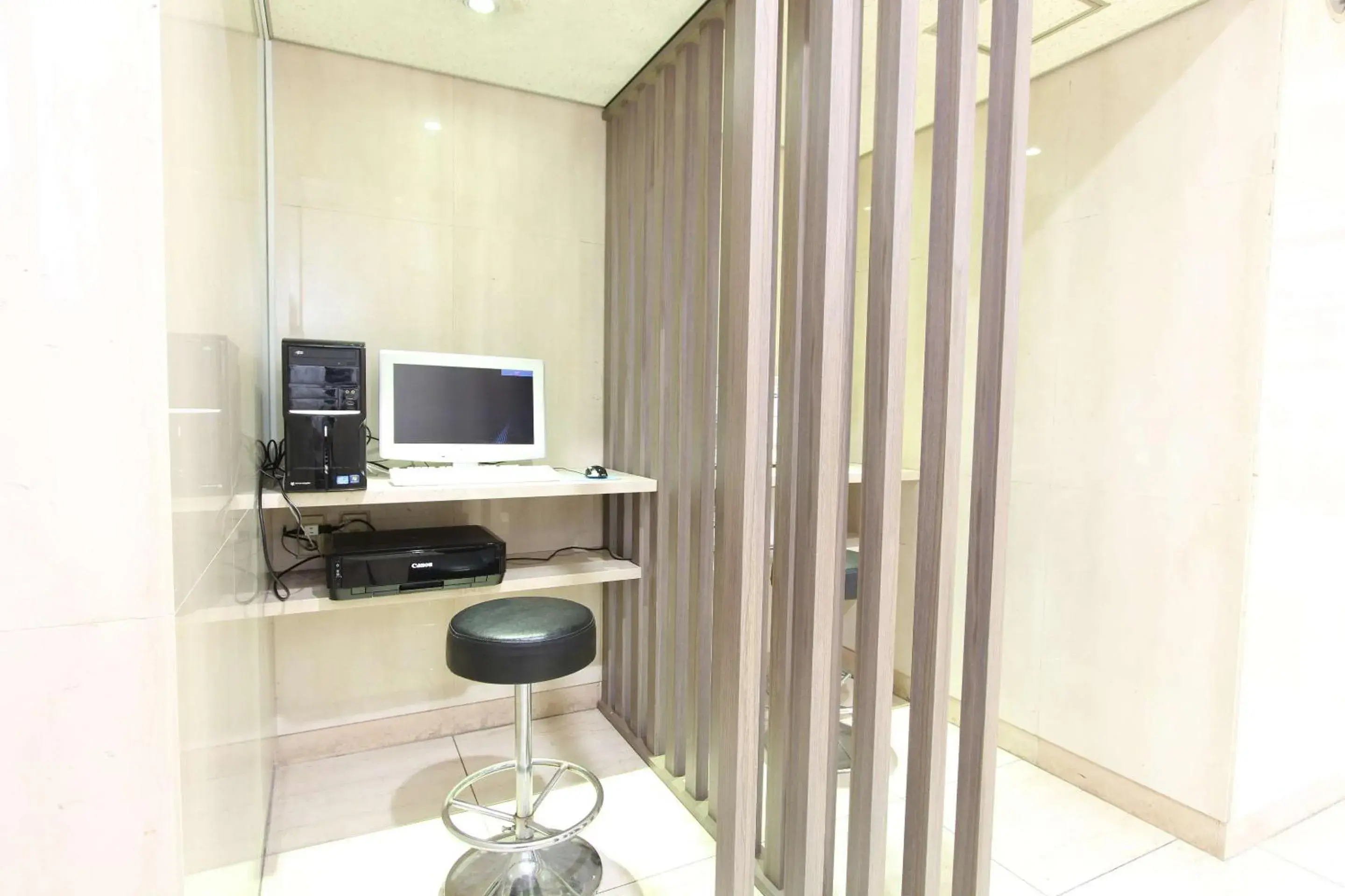 Business facilities, TV/Entertainment Center in SureStay Plus Hotel by Best Western Shin-Osaka