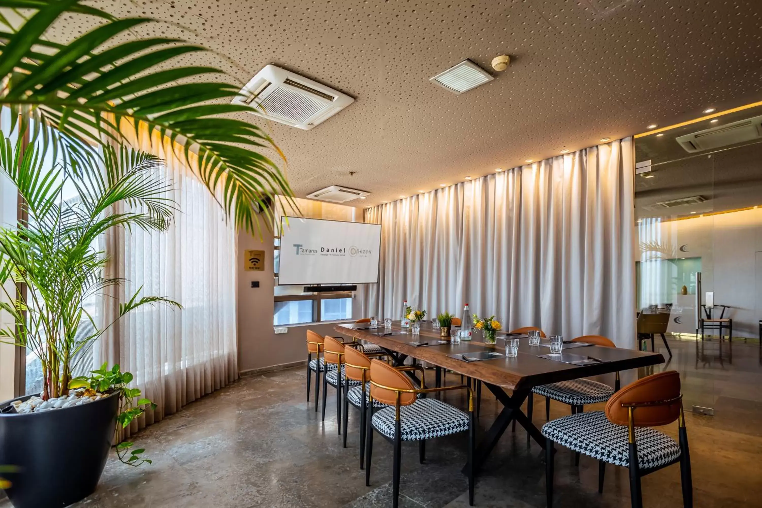 Restaurant/places to eat in Daniel Herzliya Hotel