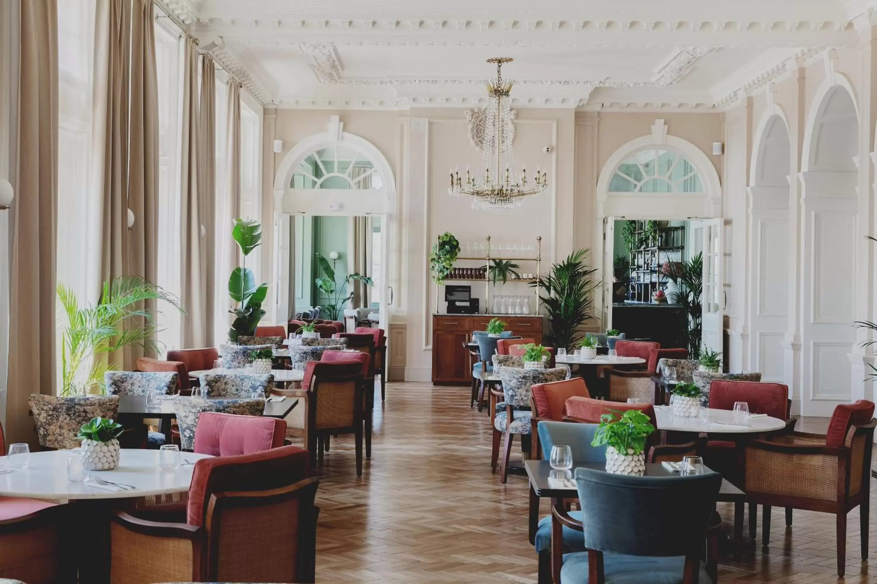 Restaurant/Places to Eat in The Queens Hotel
