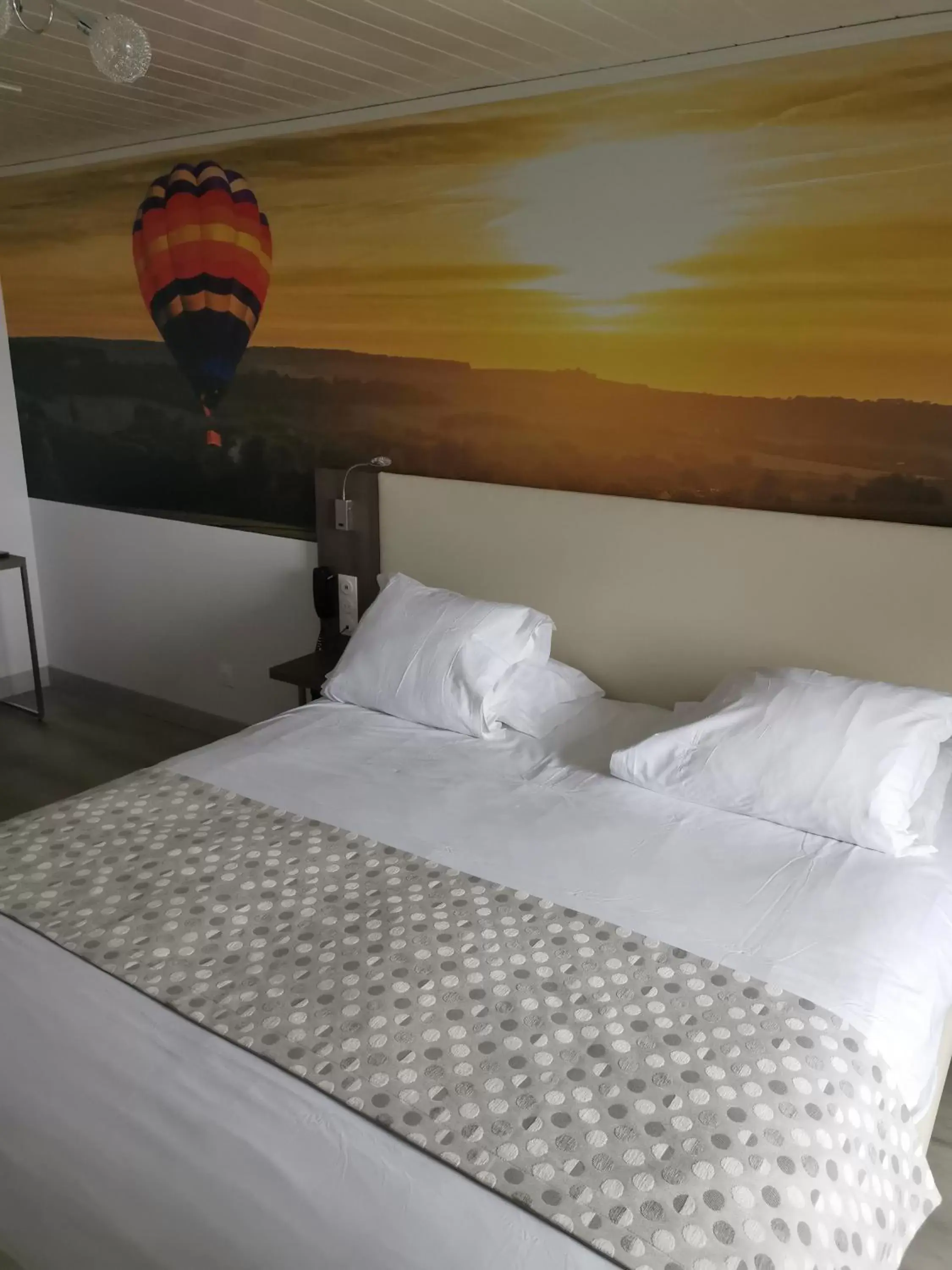 Bed in Best Western Hotel Ile de France