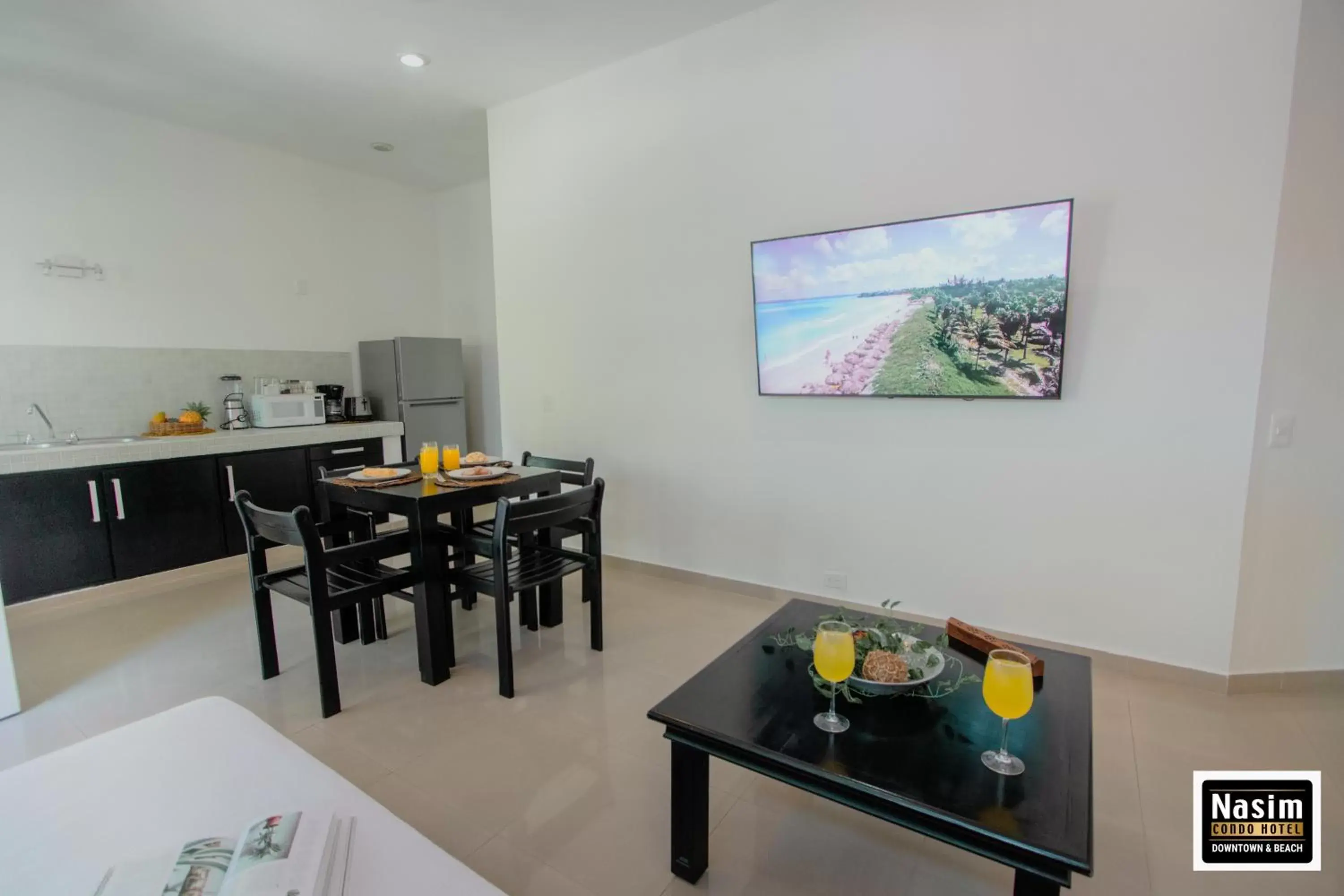 Dining Area in Nasim Condo Hotel con acceso BEACH CLUB GRATIS, metros 5th AVENIDA