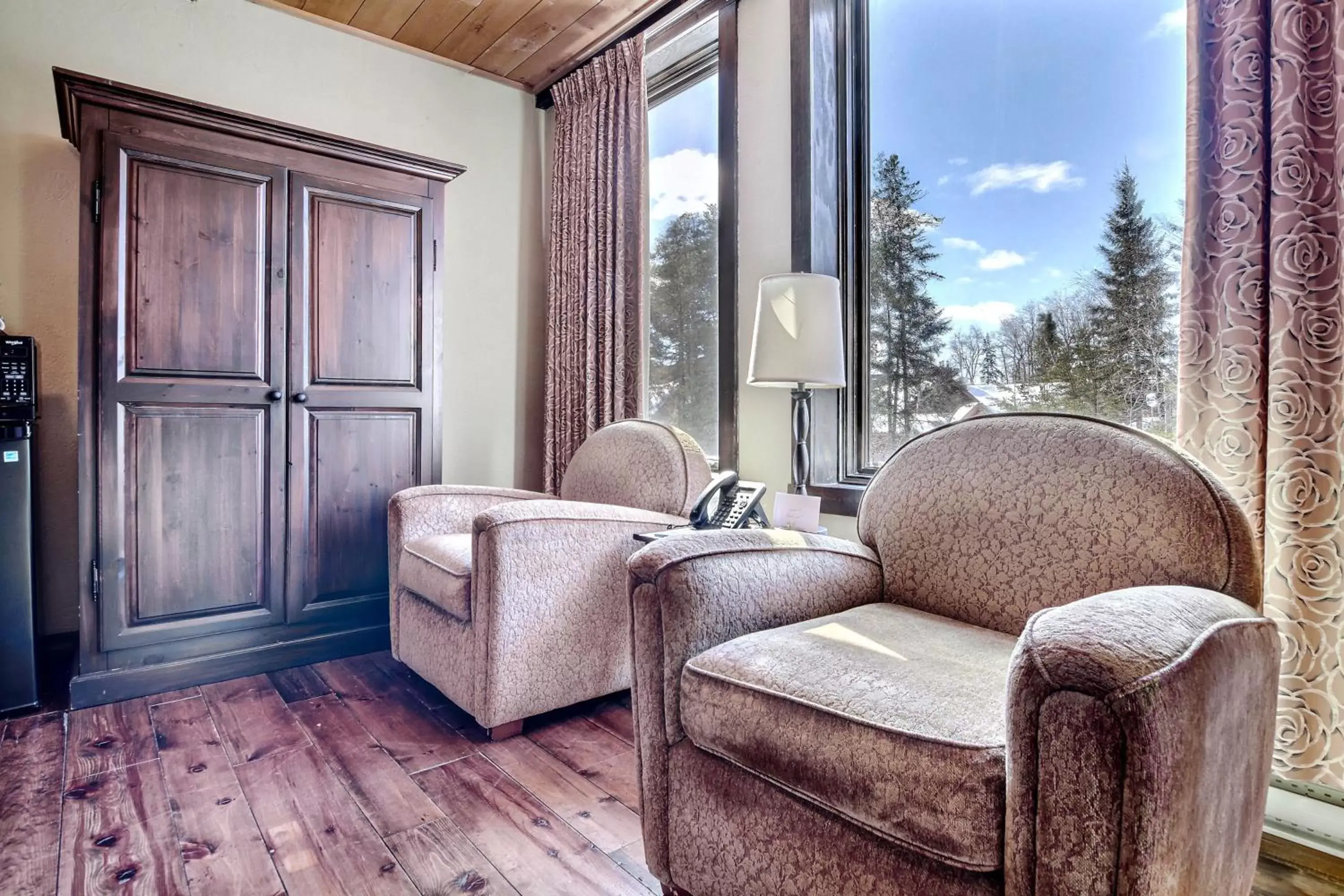 Seating Area in Les Condos Du Lac Taureau- Rooms & Condos