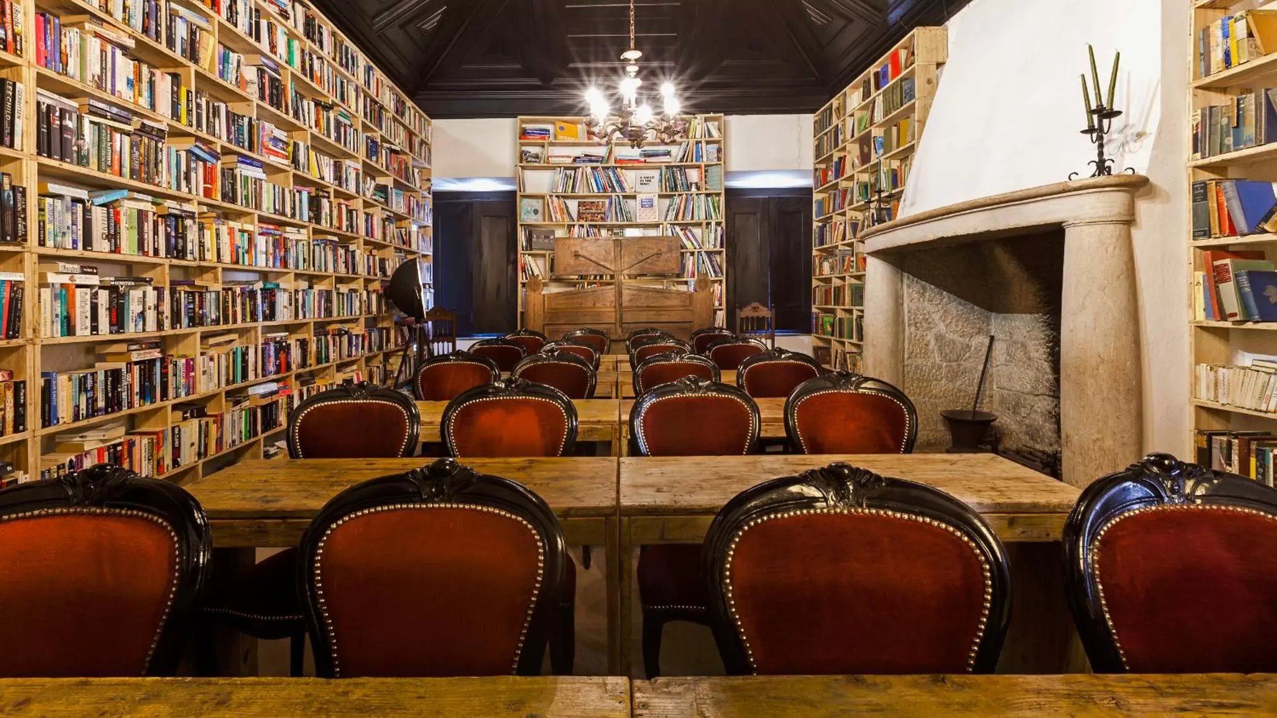 Library in The Literary Man Obidos Hotel