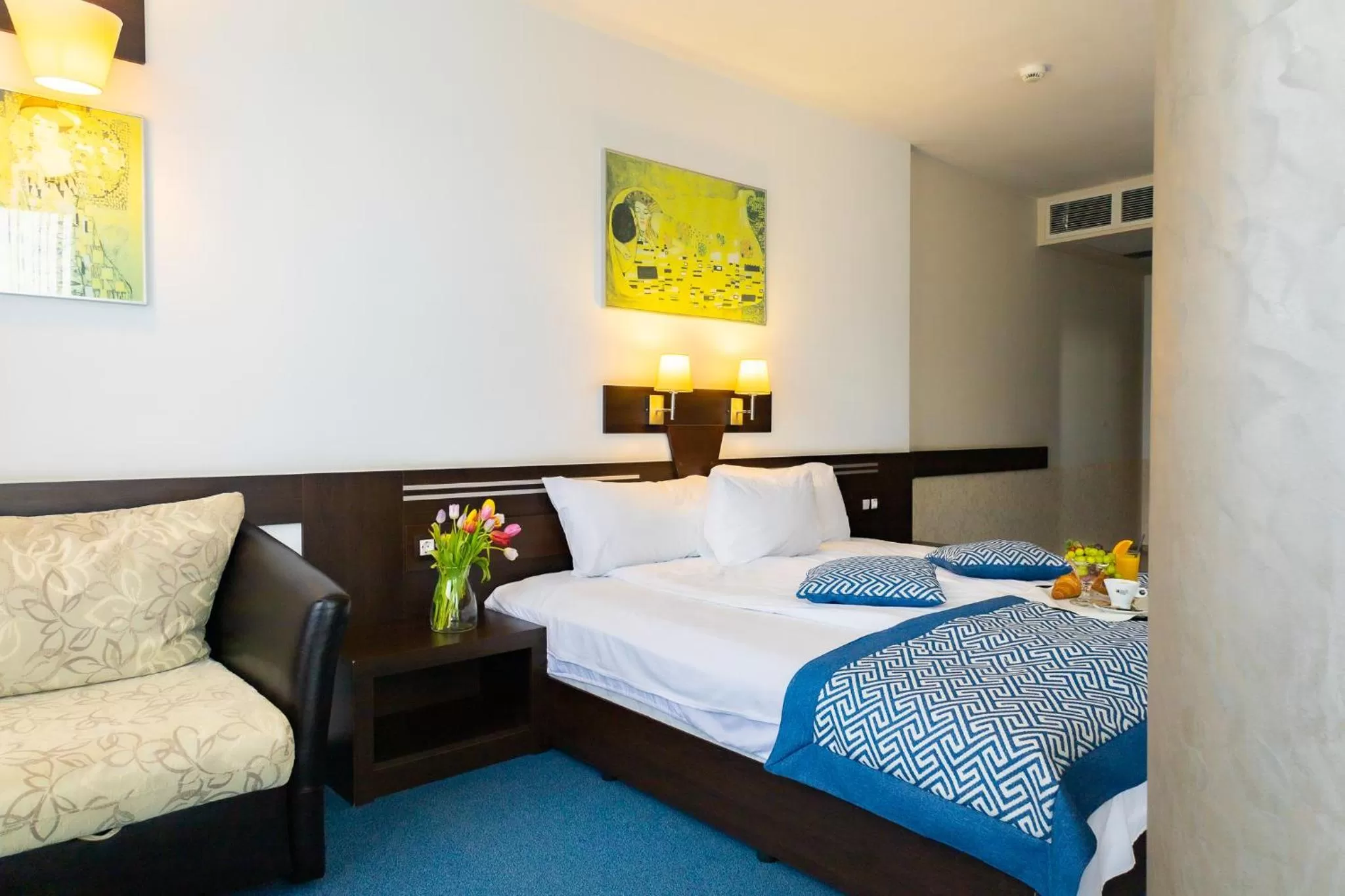 Living room, Bed in Grami Hotel Sofia