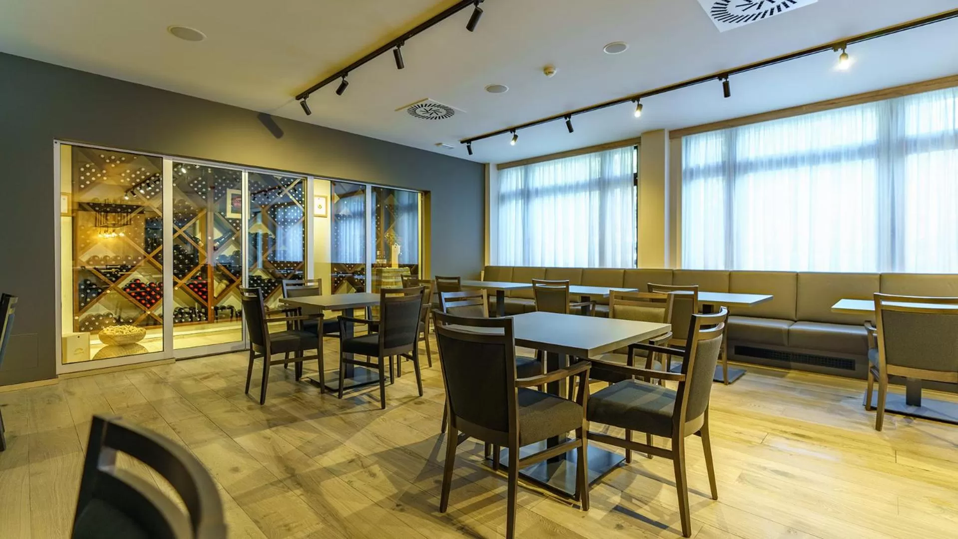 Restaurant/places to eat in Hotel Hills